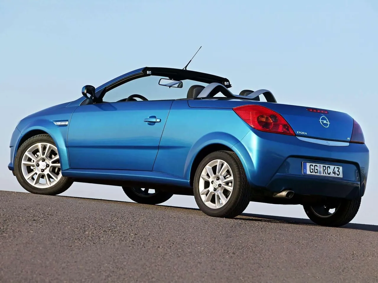Opel Tigra Twin Top 1.8 (2005) – zadní tříčtvrteční pohled