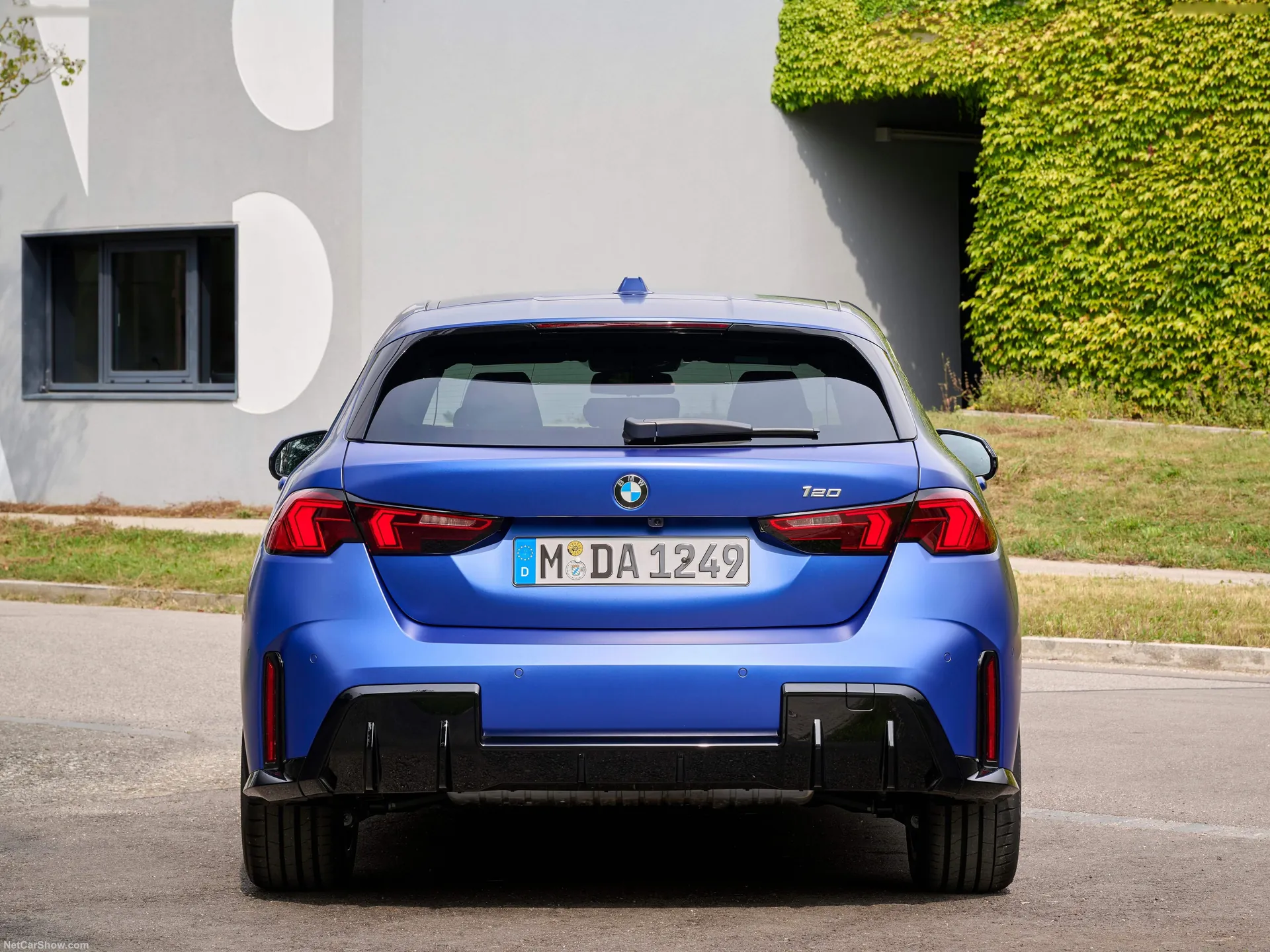BMW 1-Series (2025) – zezadu