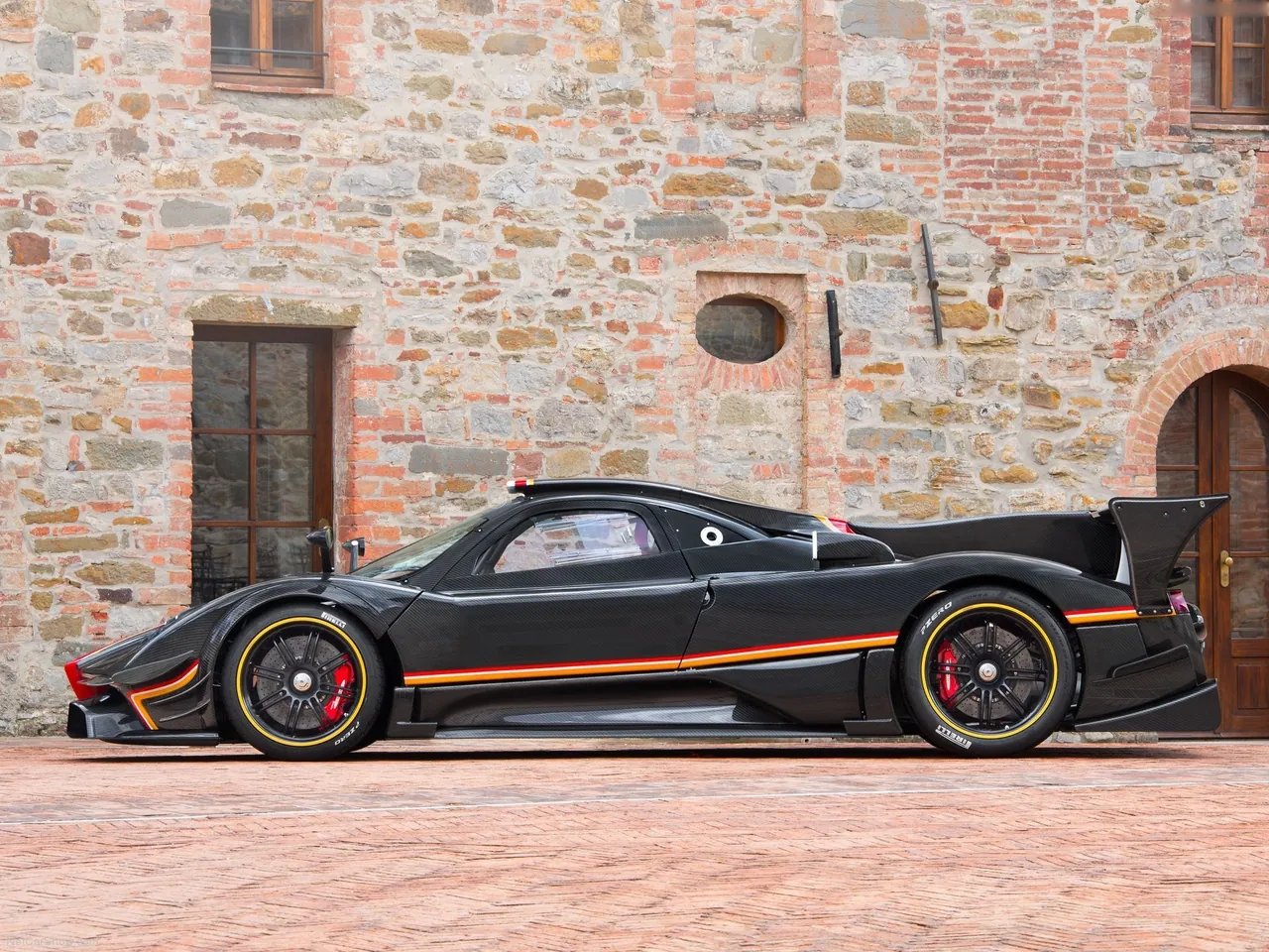 Pagani Zonda Revolucion (2013) – boční profil
