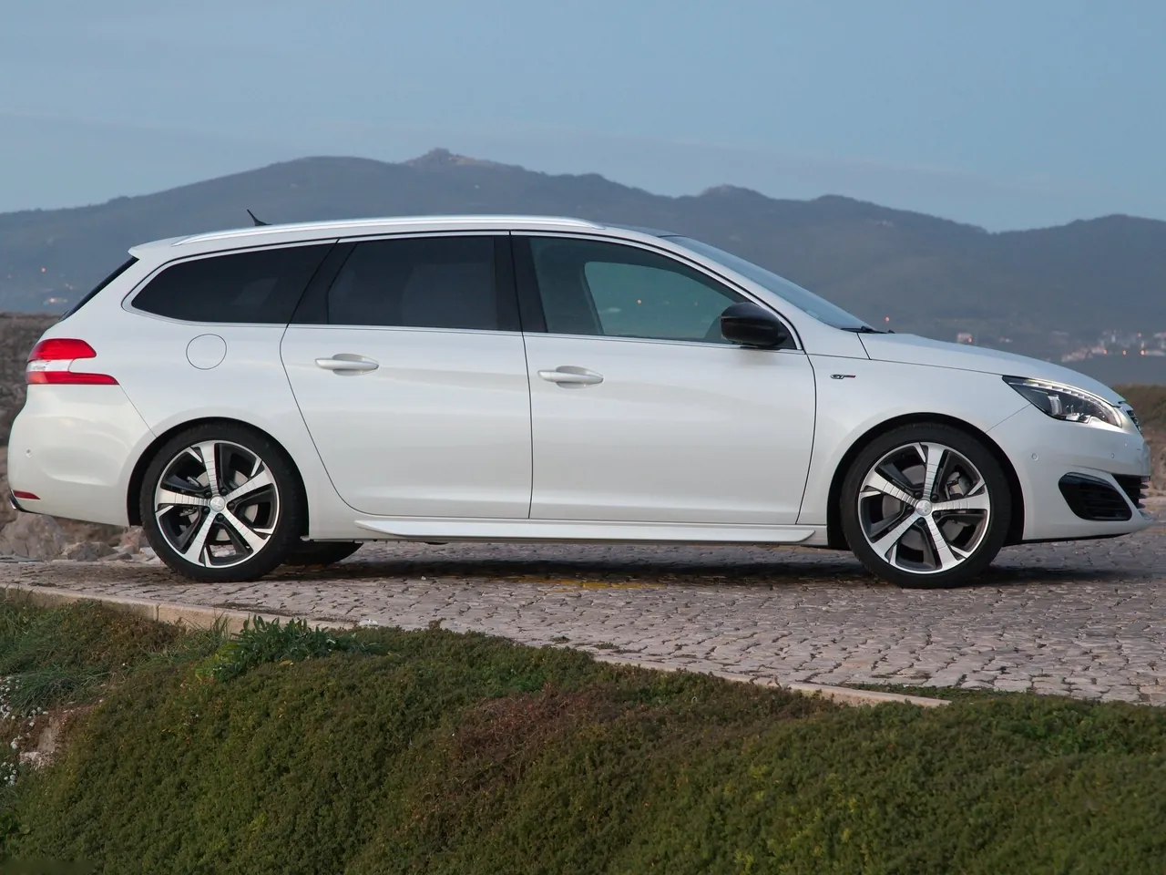 Peugeot 308 SW GT (2015) – boční profil