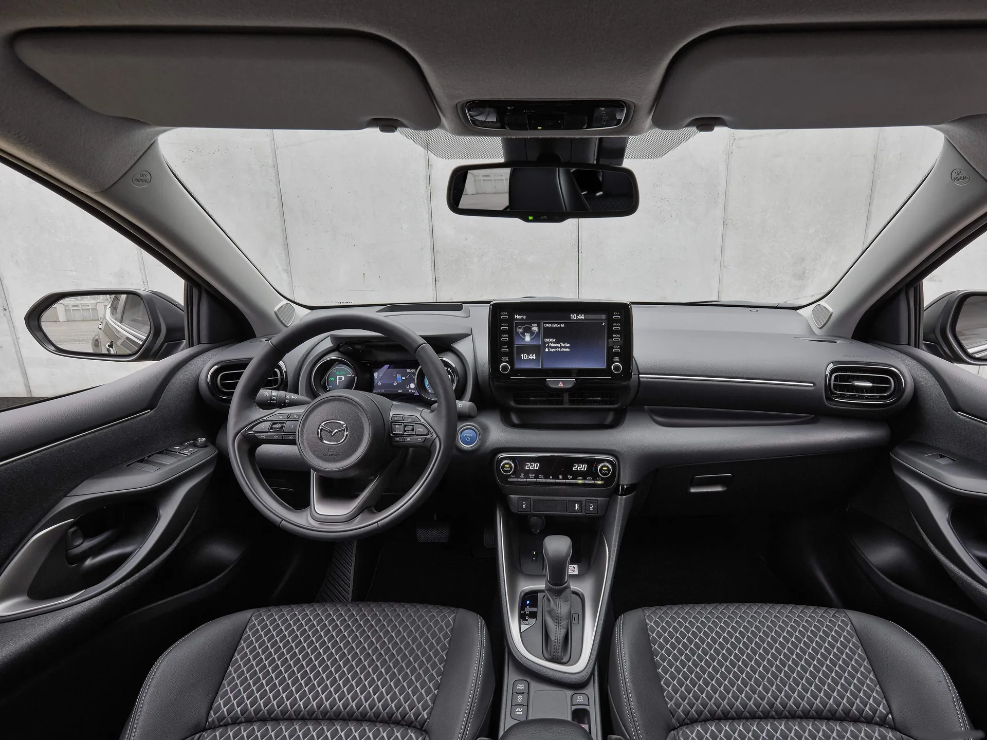 Mazda 2 Hybrid (2022) – interiér