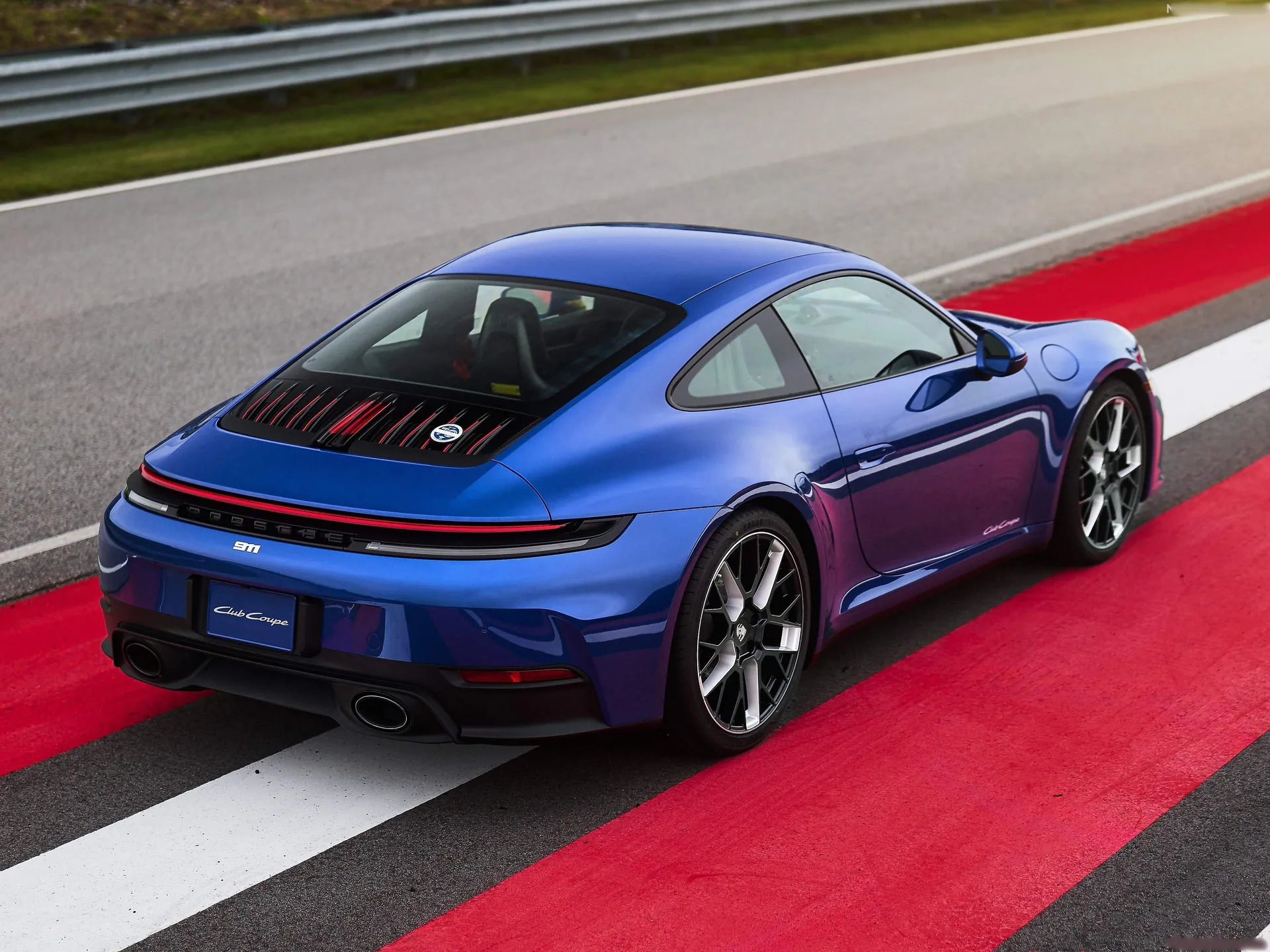 Porsche 911 Carrera T Club Coupe (2026) – zadní tříčtvrteční pohled