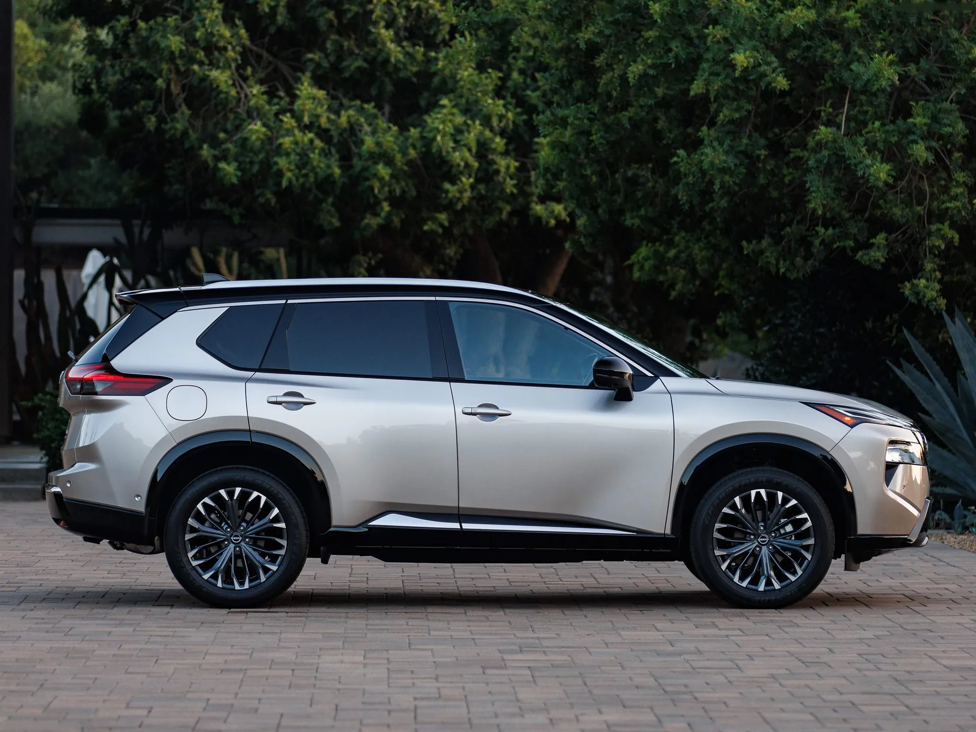 Nissan Rogue (2024) – boční profil
