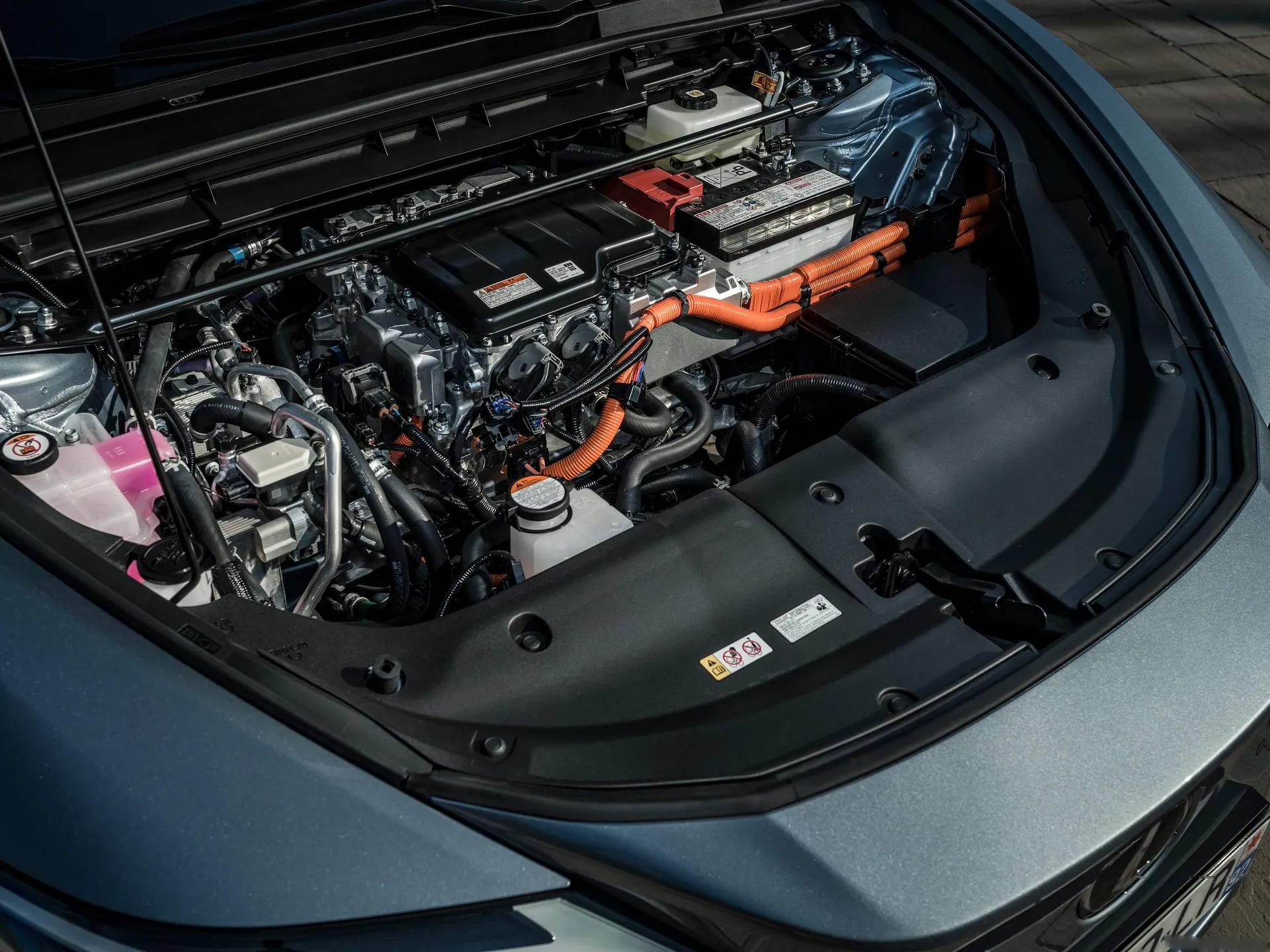Lexus RZ 450e (2023) – motorový prostor