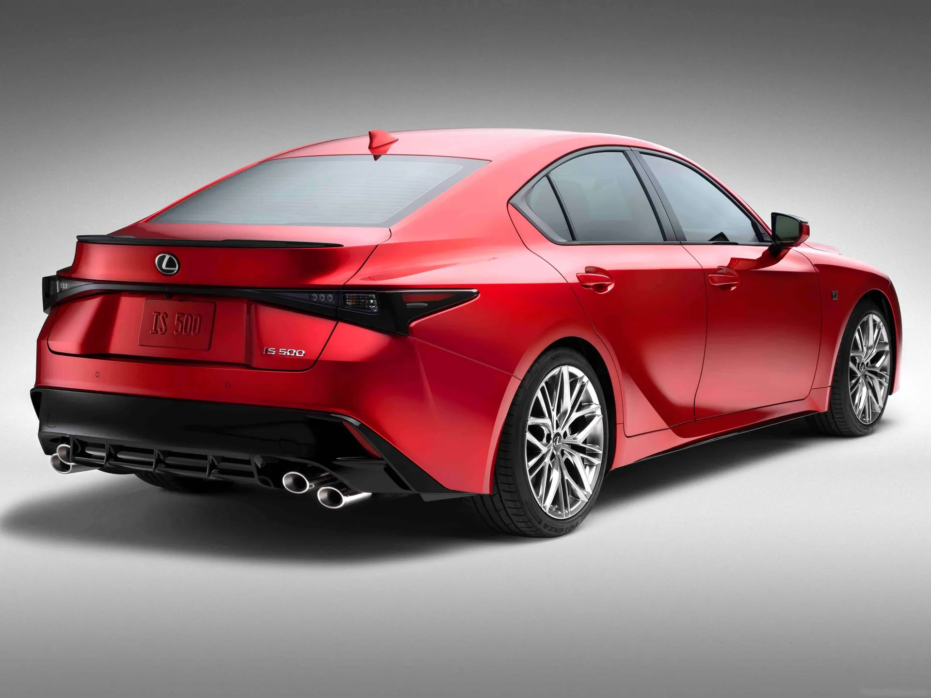 Lexus IS 500 F Sport Performance (2022) – zadní tříčtvrteční pohled