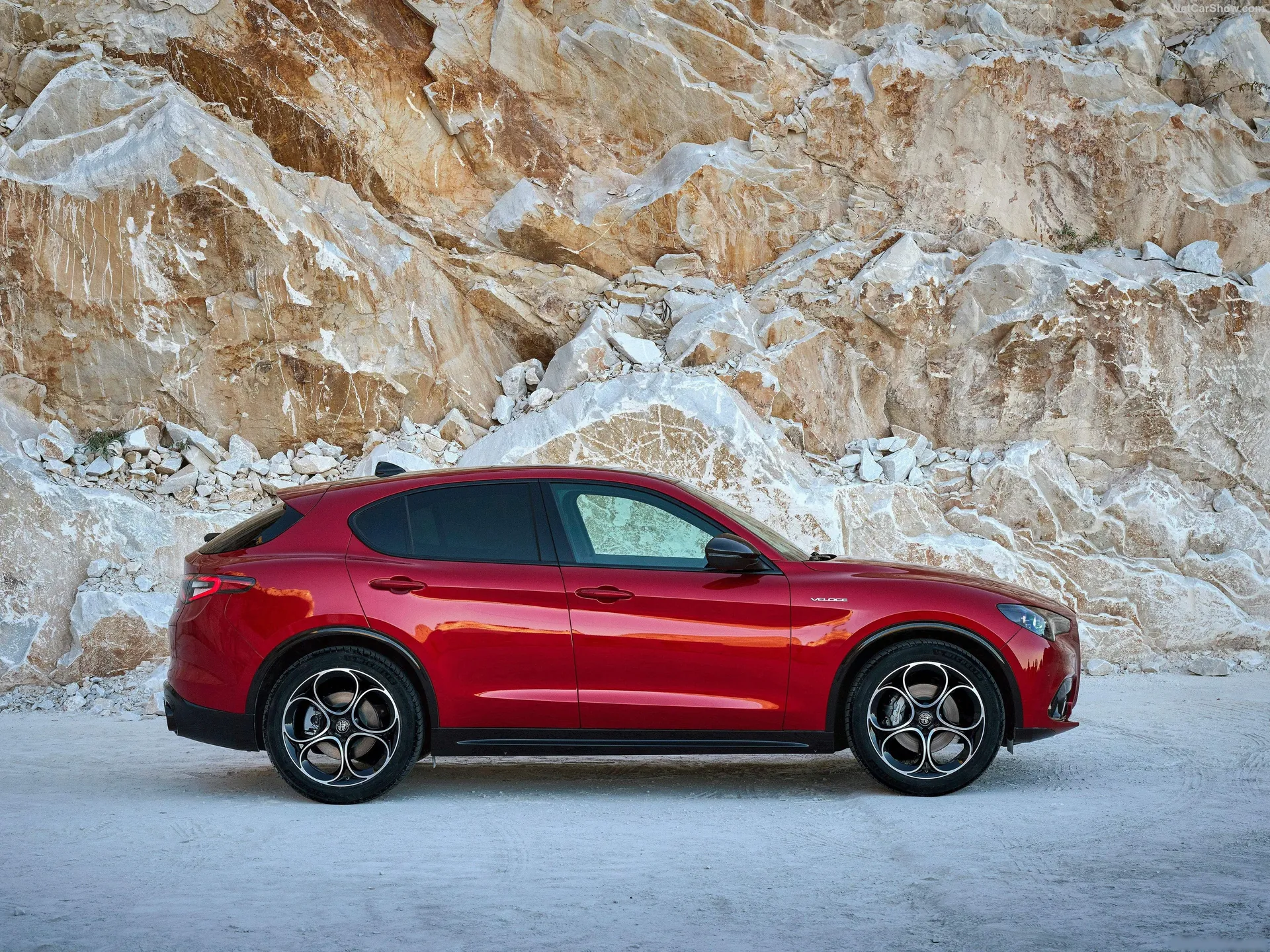 Alfa Romeo Stelvio (2023) – boční profil
