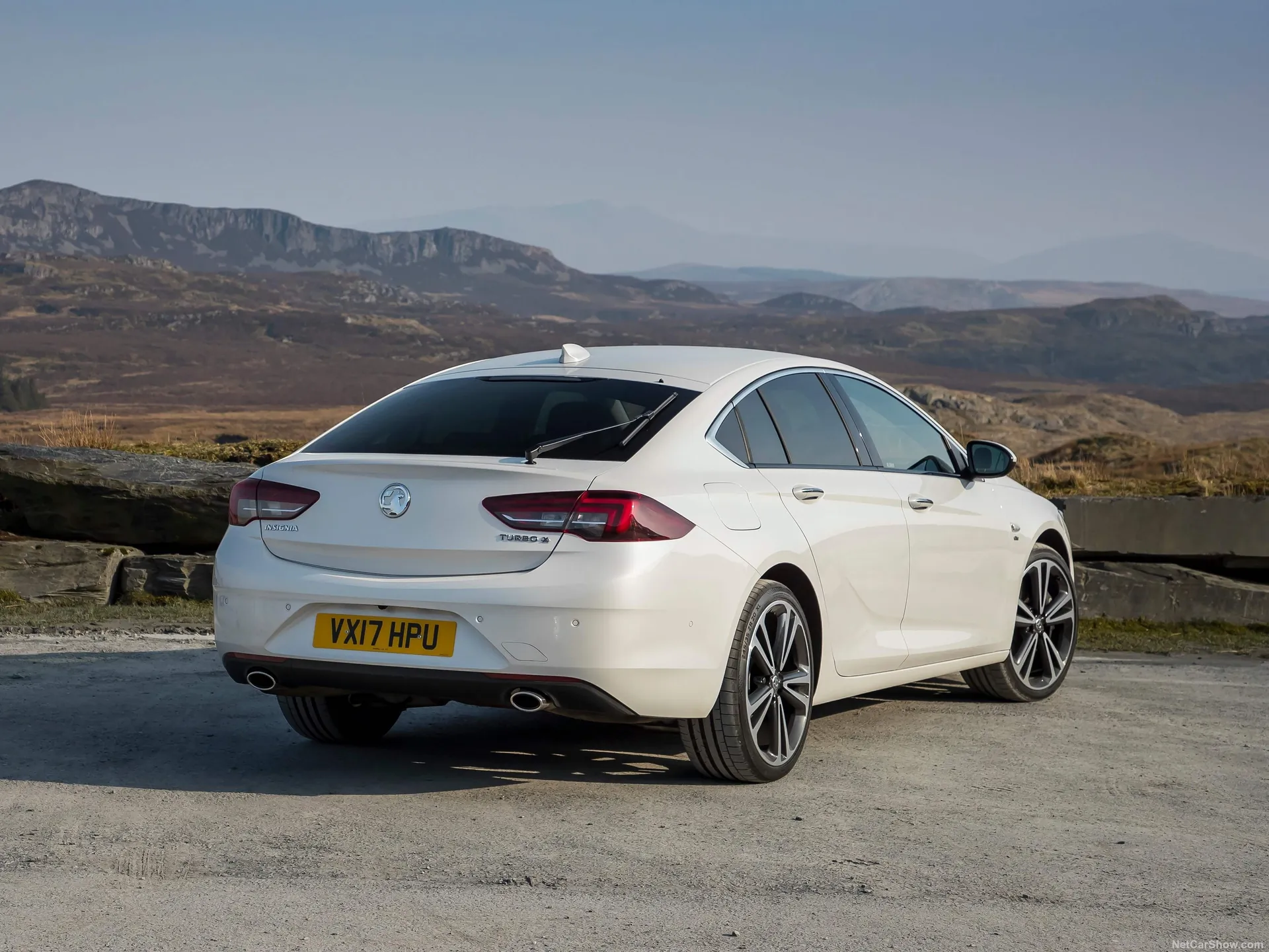 Vauxhall Insignia Grand Sport (2017) – zadní tříčtvrteční pohled