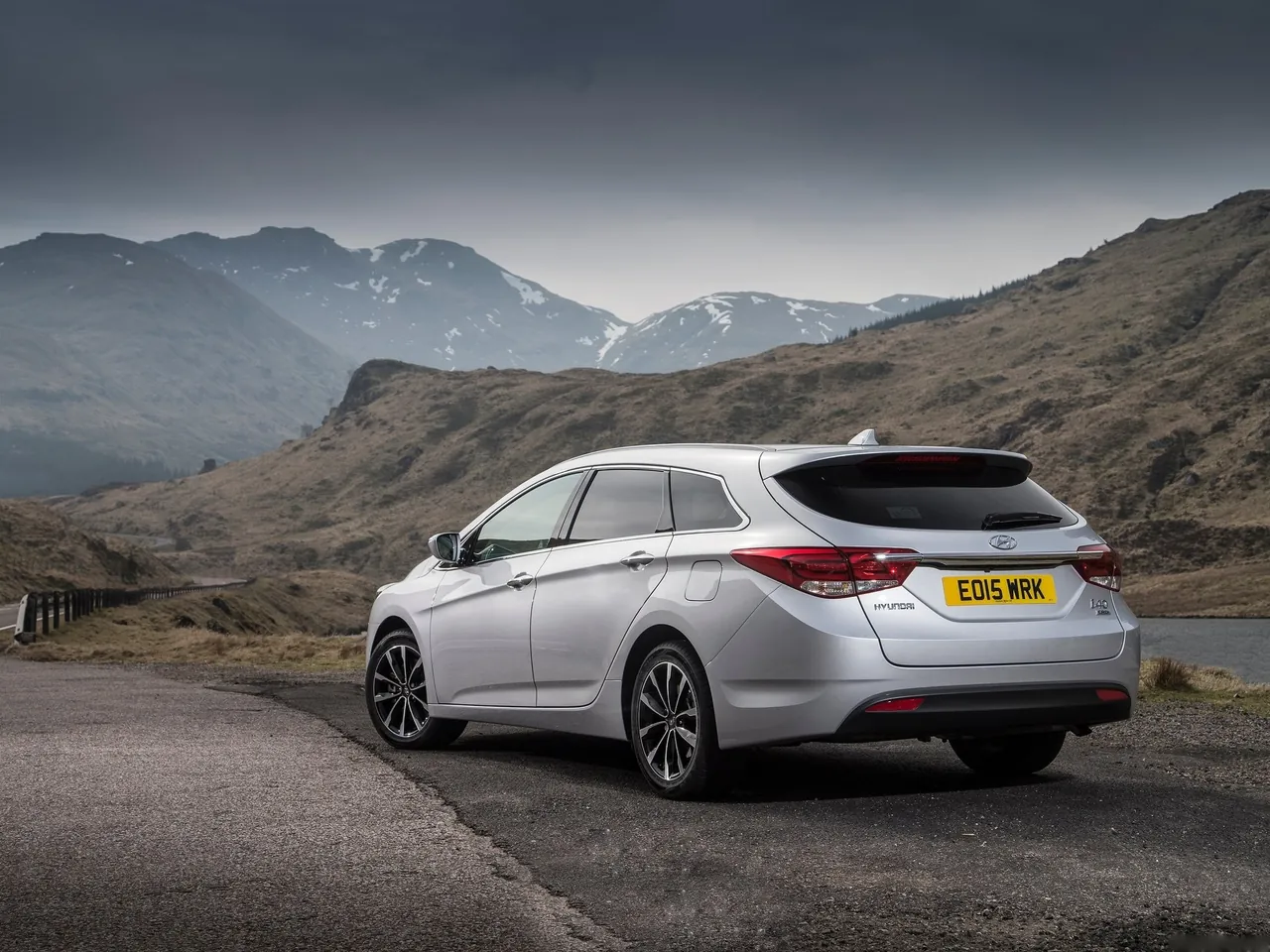 Hyundai i40 Tourer (2015) – zadní tříčtvrteční pohled