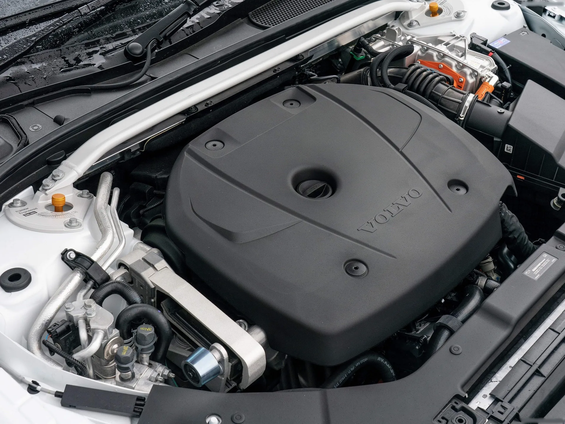 Volvo S60 T8 Polestar Engineered (2019) – motorový prostor