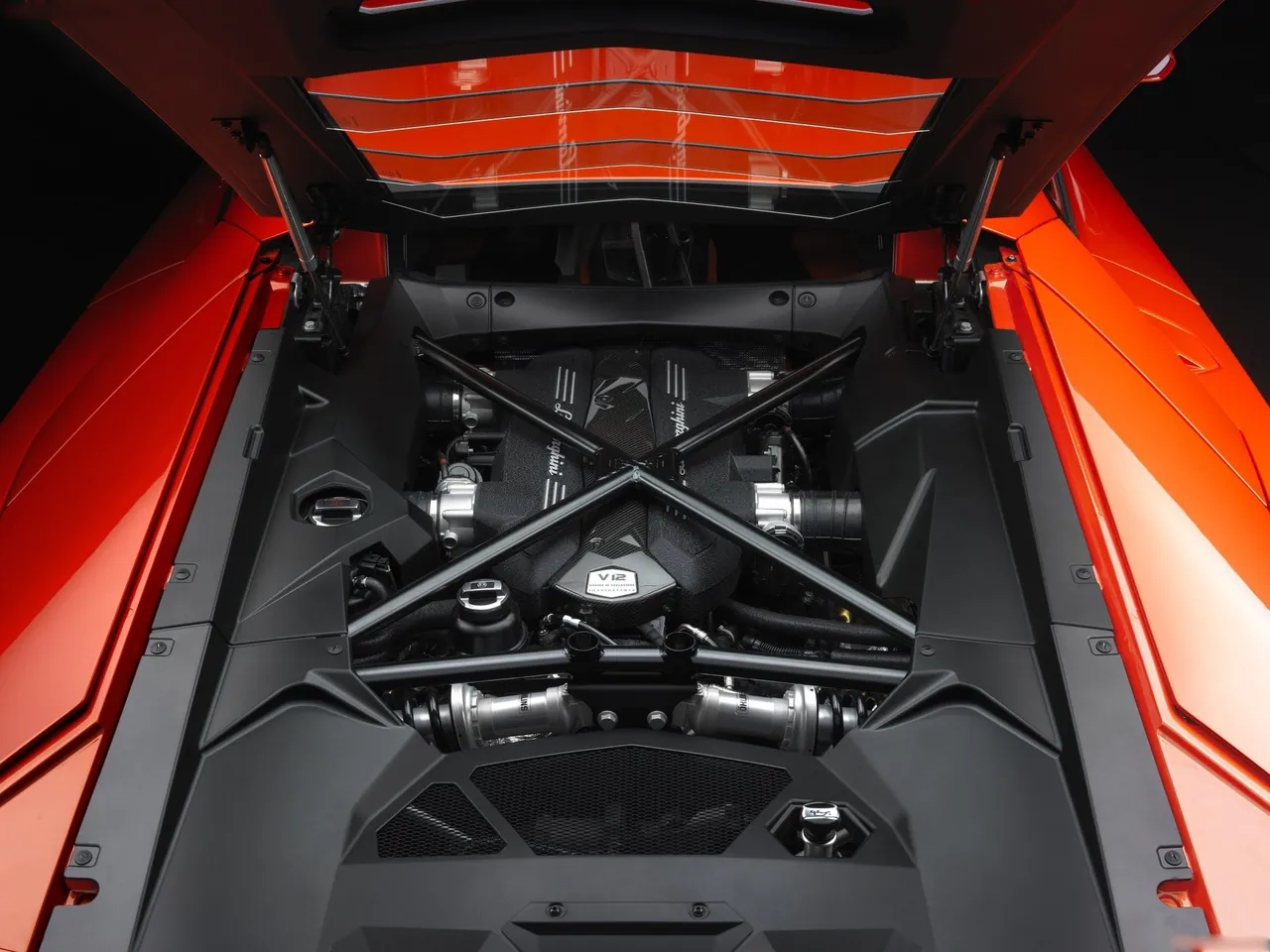 Lamborghini Aventador LP700-4 (2012) – motorový prostor