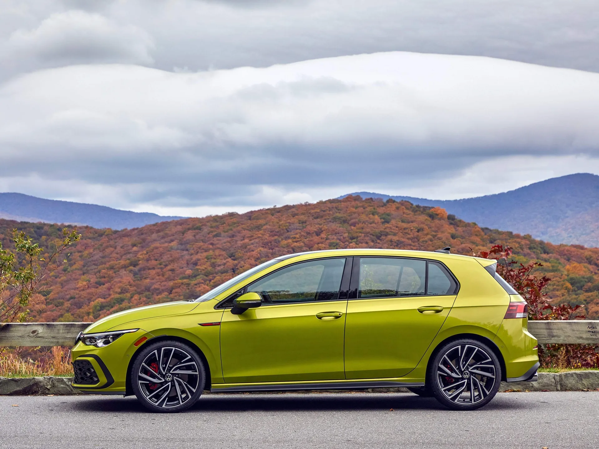 Volkswagen Golf GTI [US] (2022) – boční profil