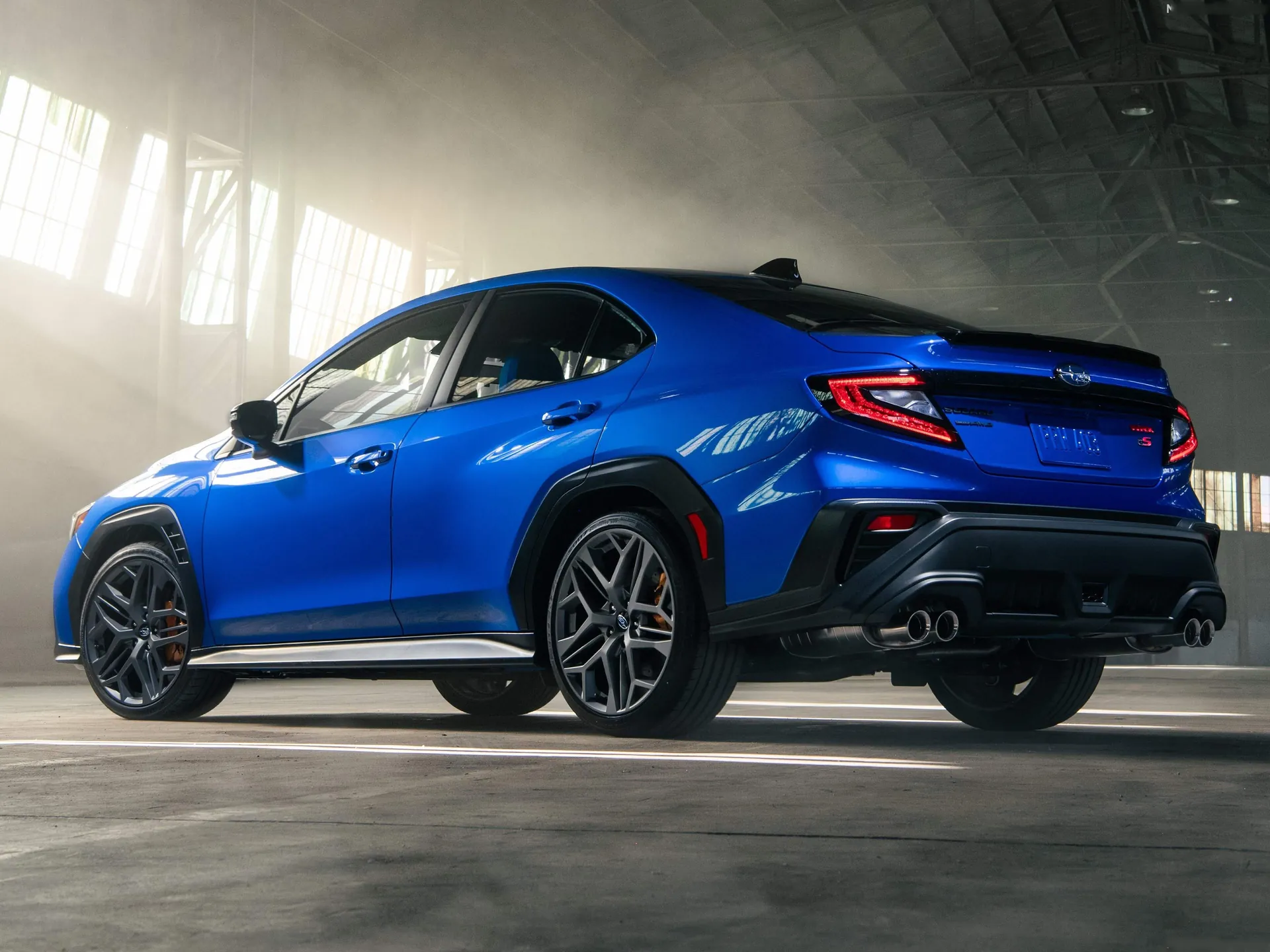 Subaru WRX tS (2025) – zadní tříčtvrteční pohled