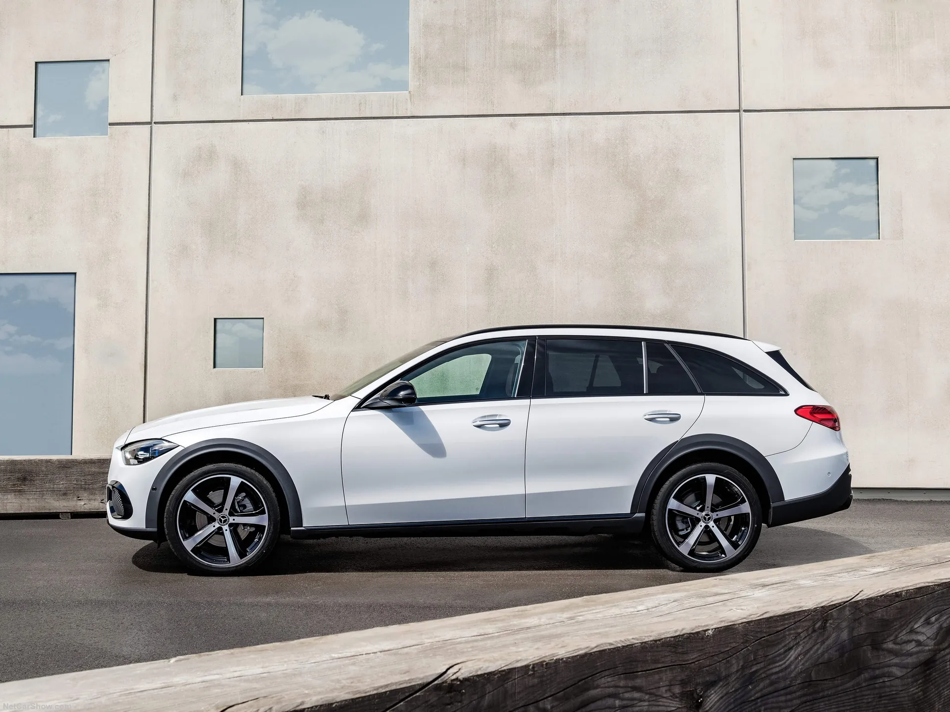 Mercedes-Benz C-Class All-Terrain (2022) – boční profil