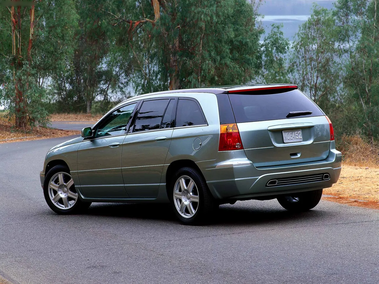 Chrysler Pacifica Concept (2002) – zadní tříčtvrteční pohled