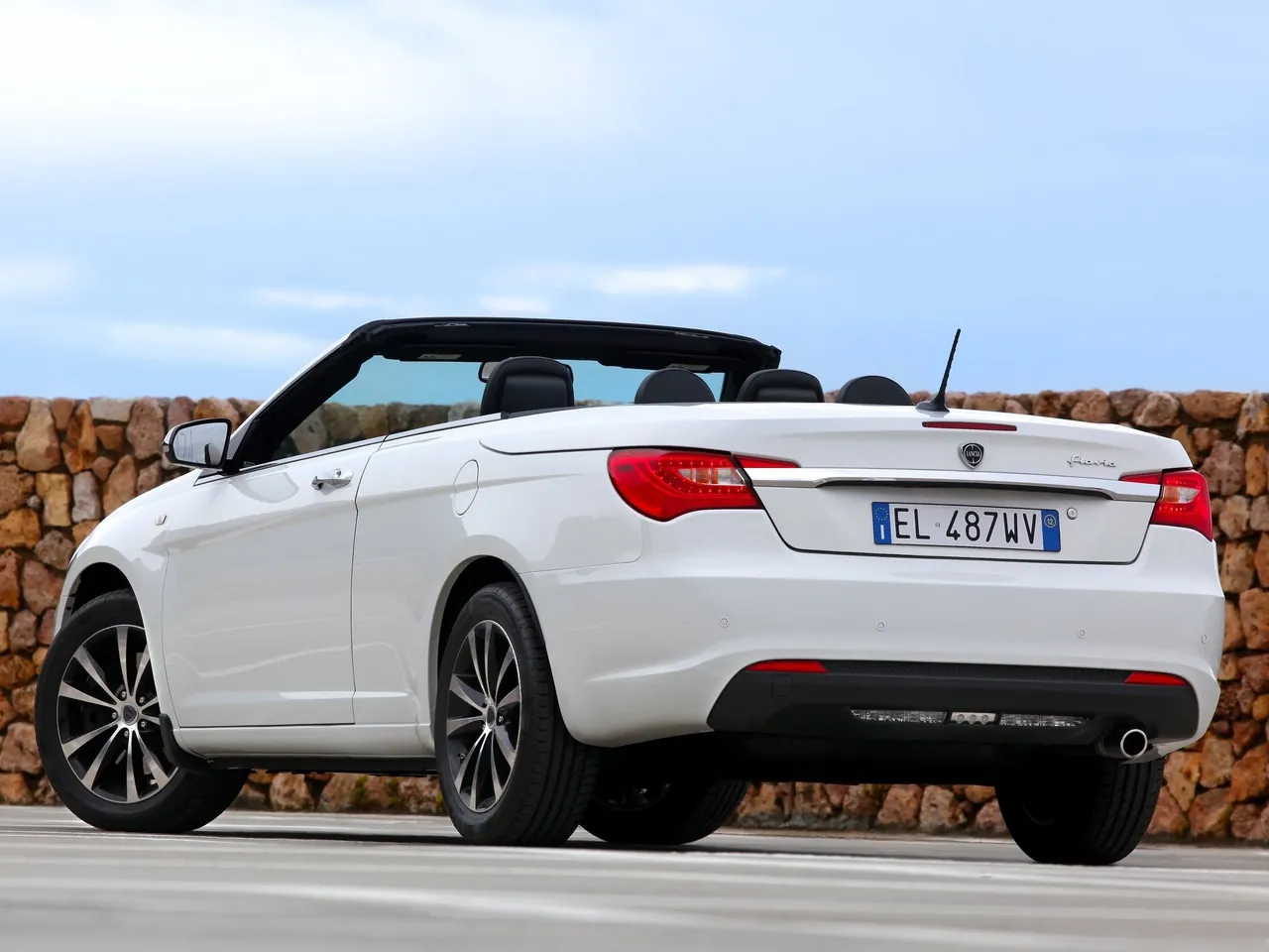 Lancia Flavia (2013) – zadní tříčtvrteční pohled