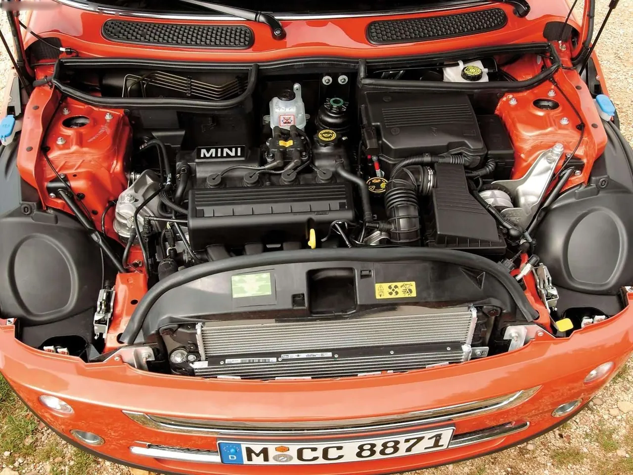 Mini Cooper Convertible (2005) – motorový prostor