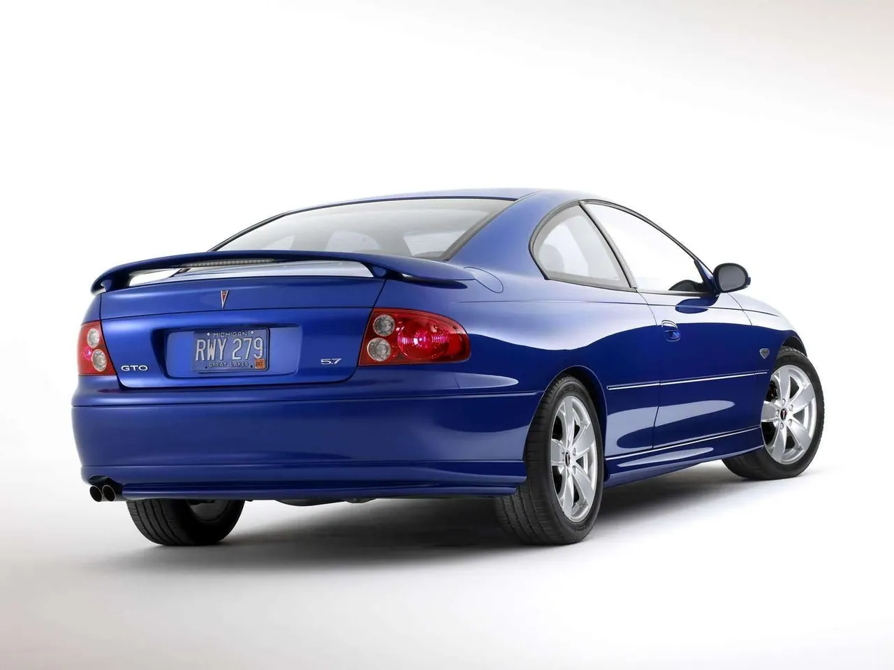 Pontiac GTO 5.7 (2004) – zadní tříčtvrteční pohled