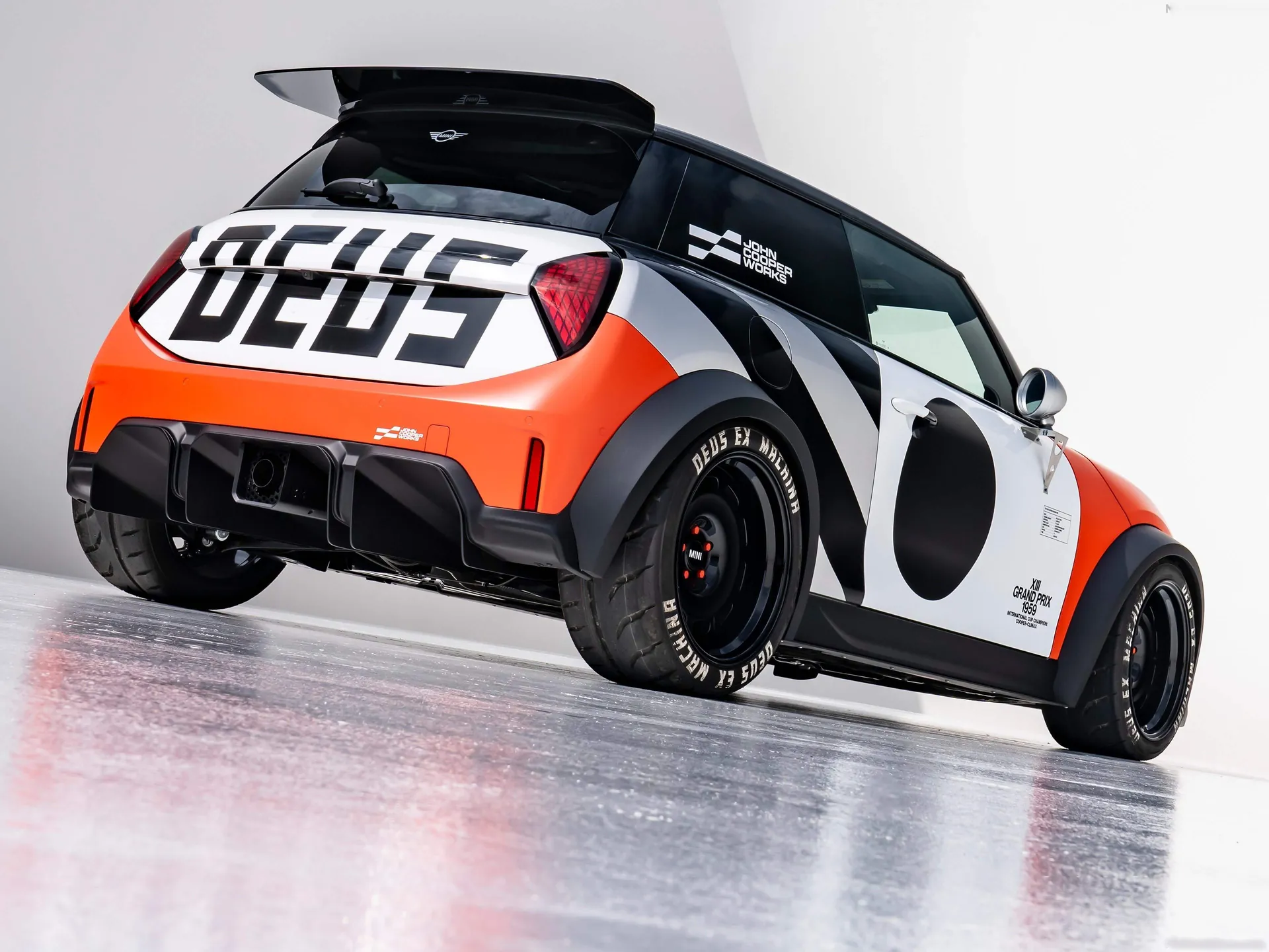 Mini JCW The Machina Concept (2025) – zadní tříčtvrteční pohled