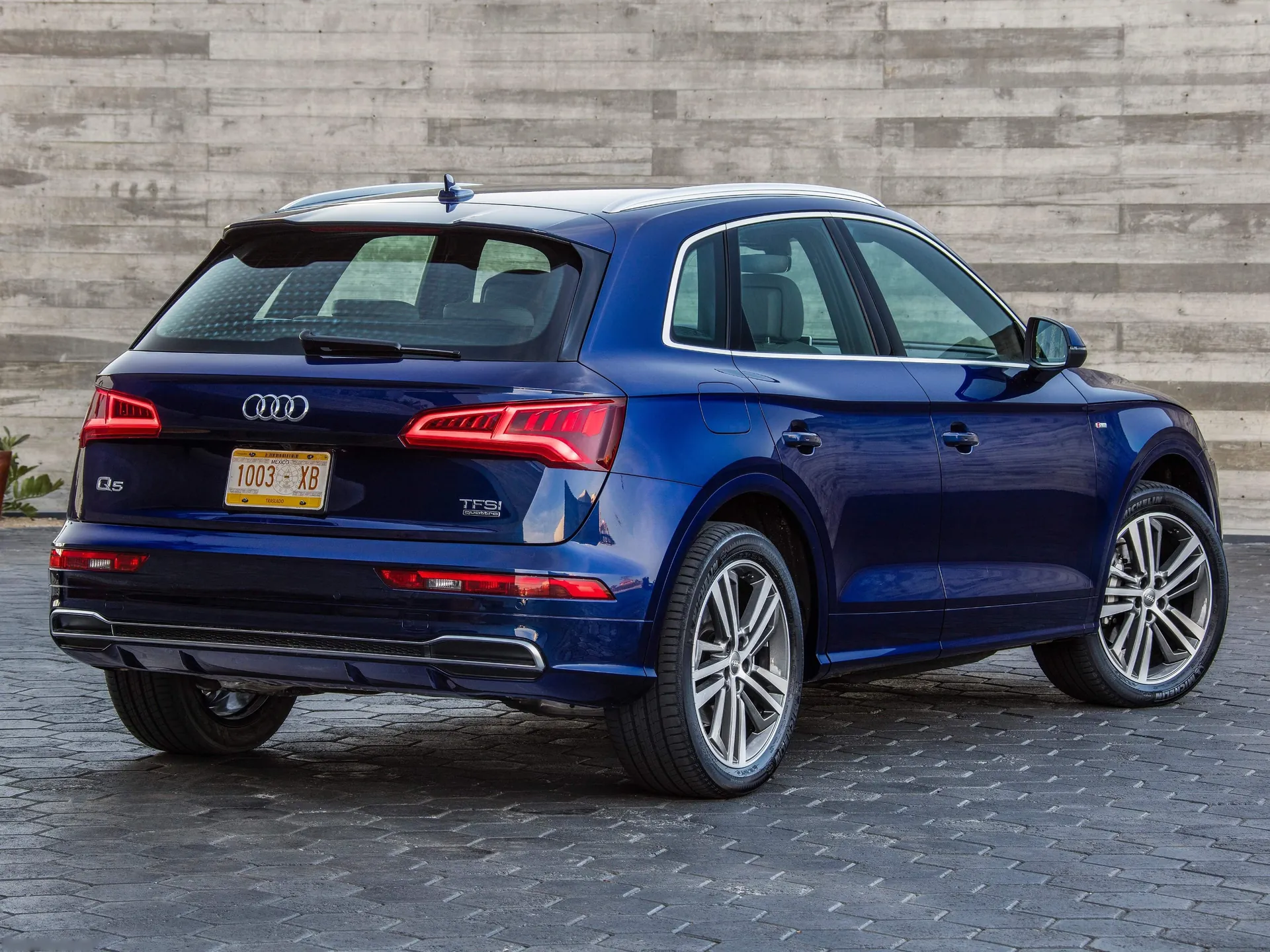 Audi Q5 (2017) – zadní tříčtvrteční pohled