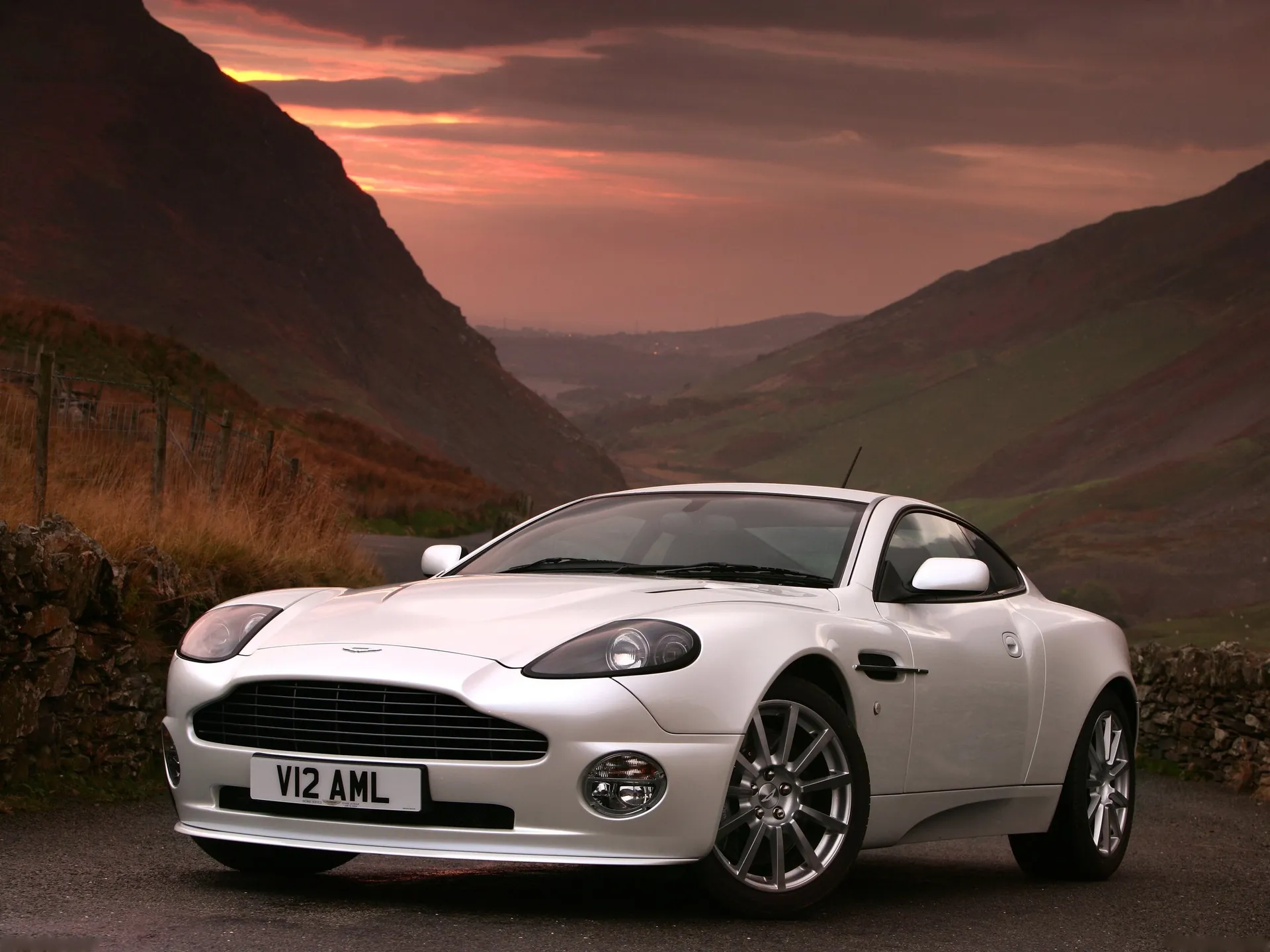 Aston Martin Vanquish S V12 (2004)