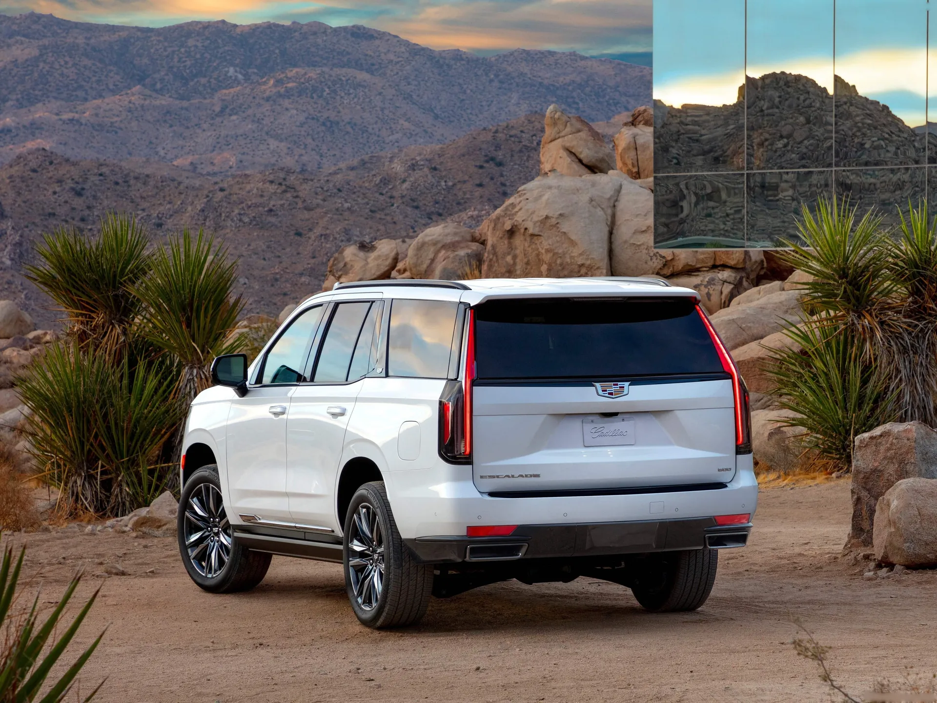 Cadillac Escalade (2021) – zadní tříčtvrteční pohled