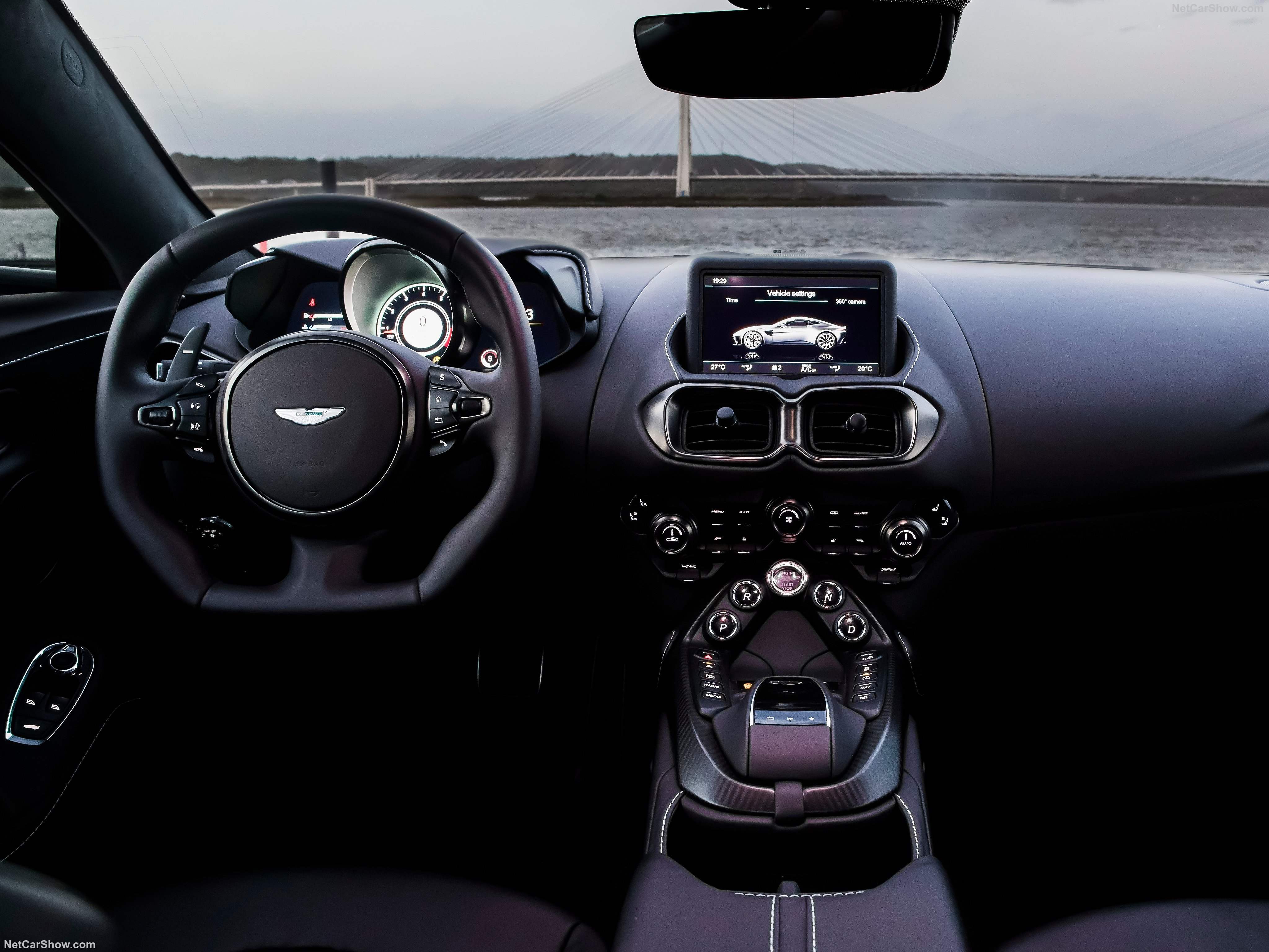 Aston Martin Vantage (2019) – interiér