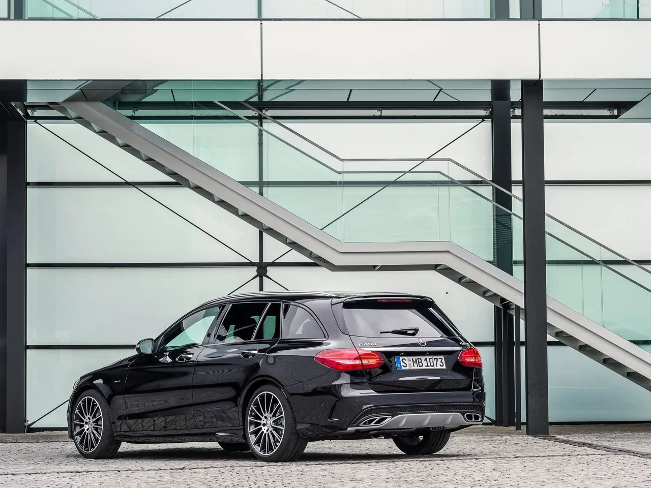 Mercedes-Benz C450 AMG 4Matic Estate (2016) – zadní tříčtvrteční pohled