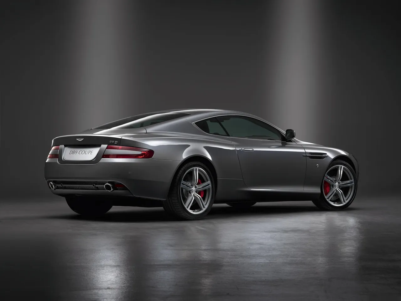 Aston Martin DB9 (2009) – zadní tříčtvrteční pohled