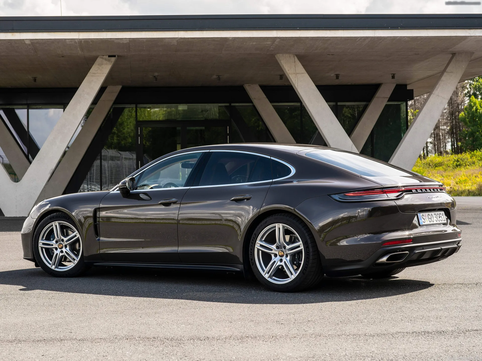 Porsche Panamera 4 (2021) – zadní tříčtvrteční pohled