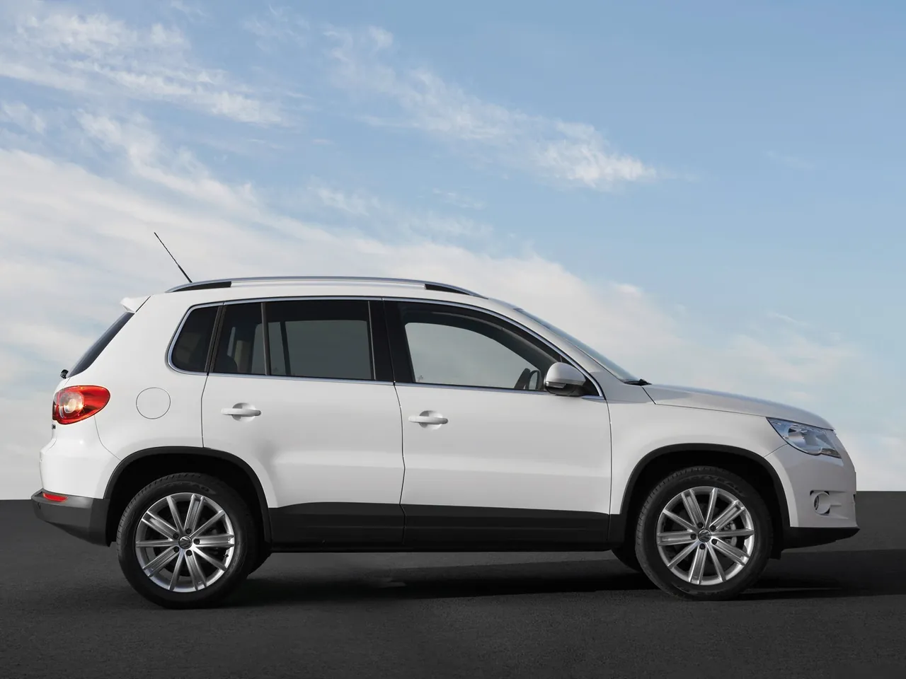 Volkswagen Tiguan (2008) - Side Profile