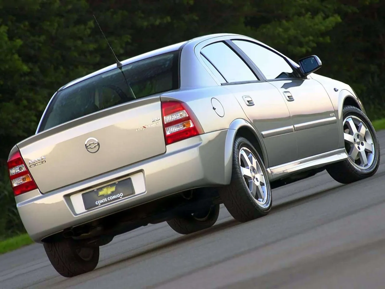 Chevrolet Astra 2.0 Flexpower Elite (2005) – zadní tříčtvrteční pohled