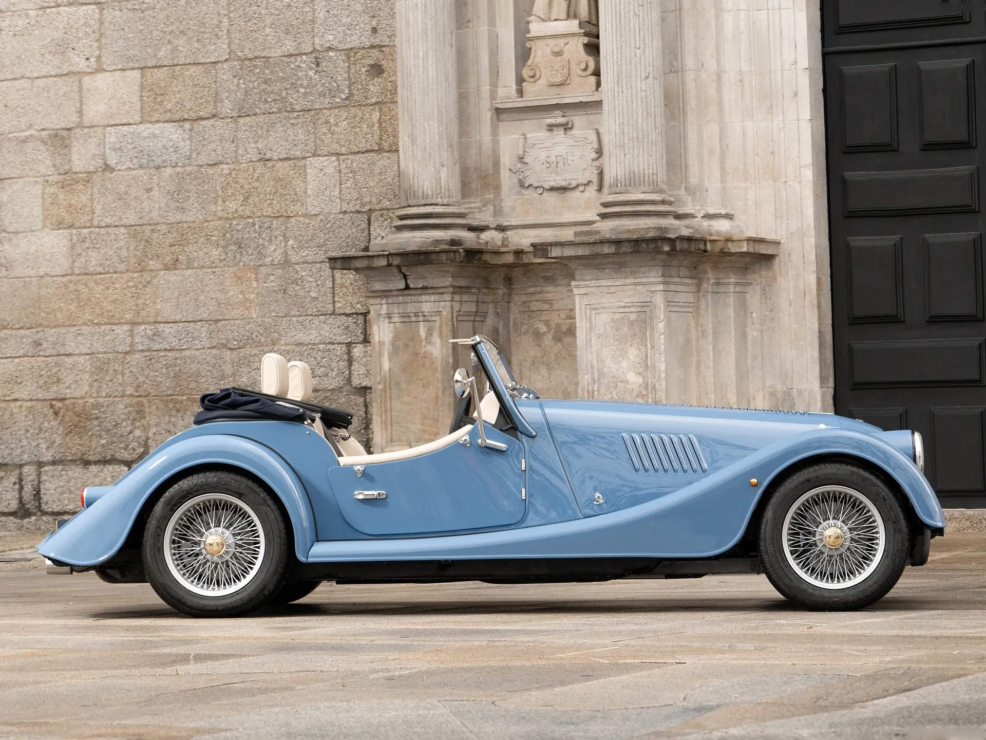 Morgan Plus Four (2025) – boční profil