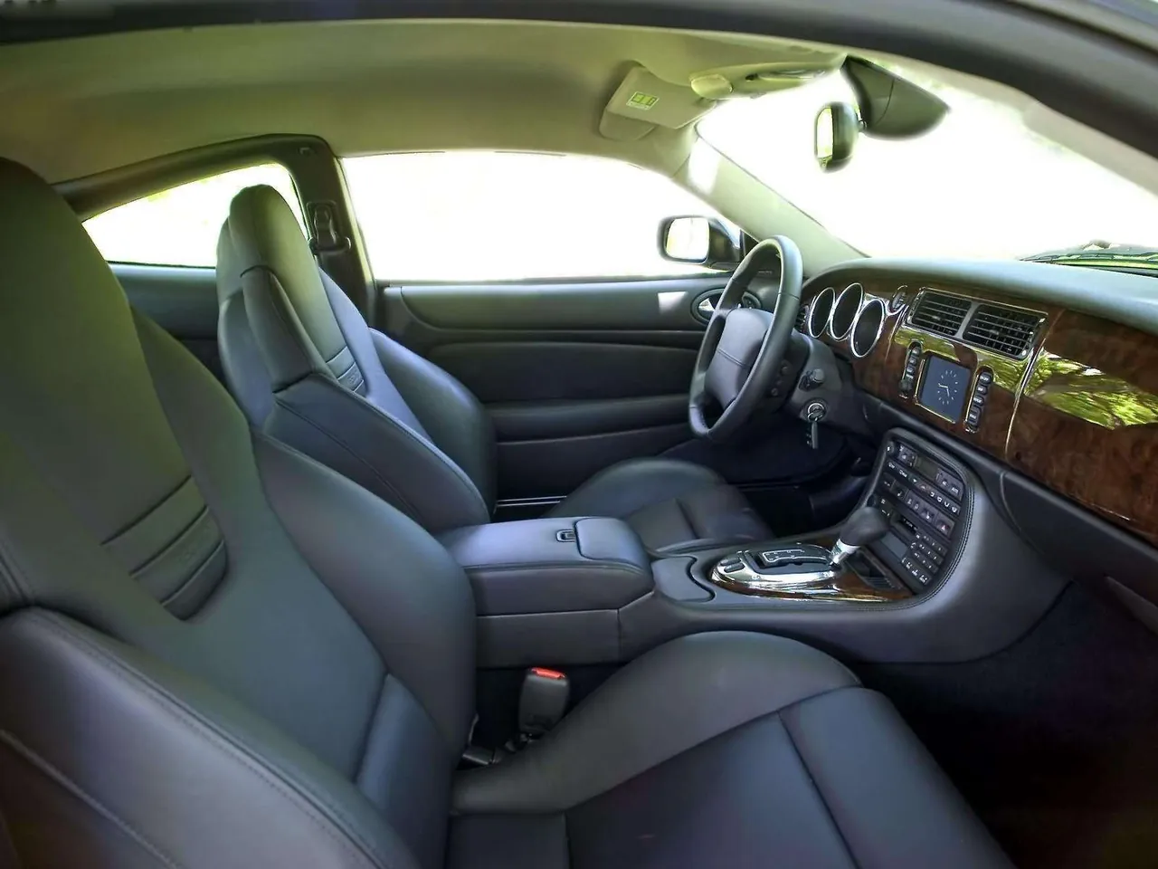 Jaguar XKR Coupe (2005) – interiér