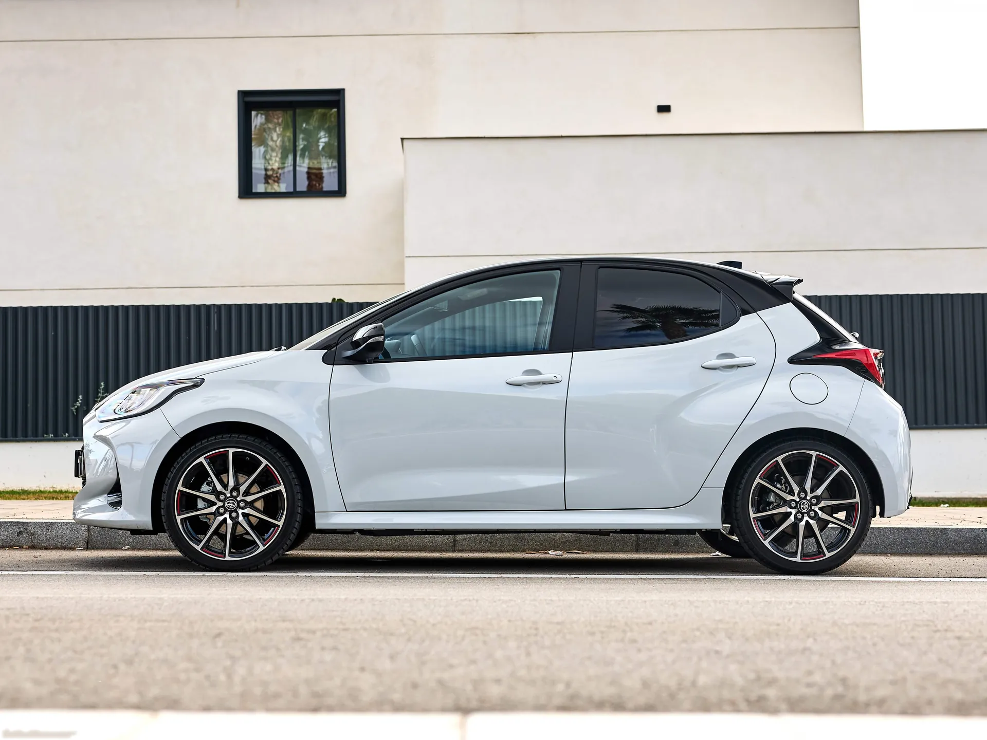 Toyota Yaris (2024) – boční profil