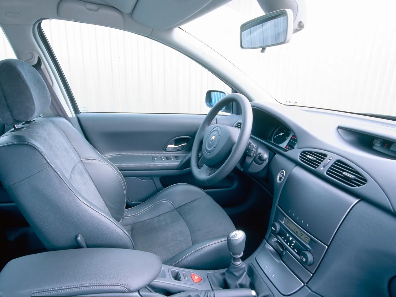 Renault Laguna 2.0 T (2002) – interiér
