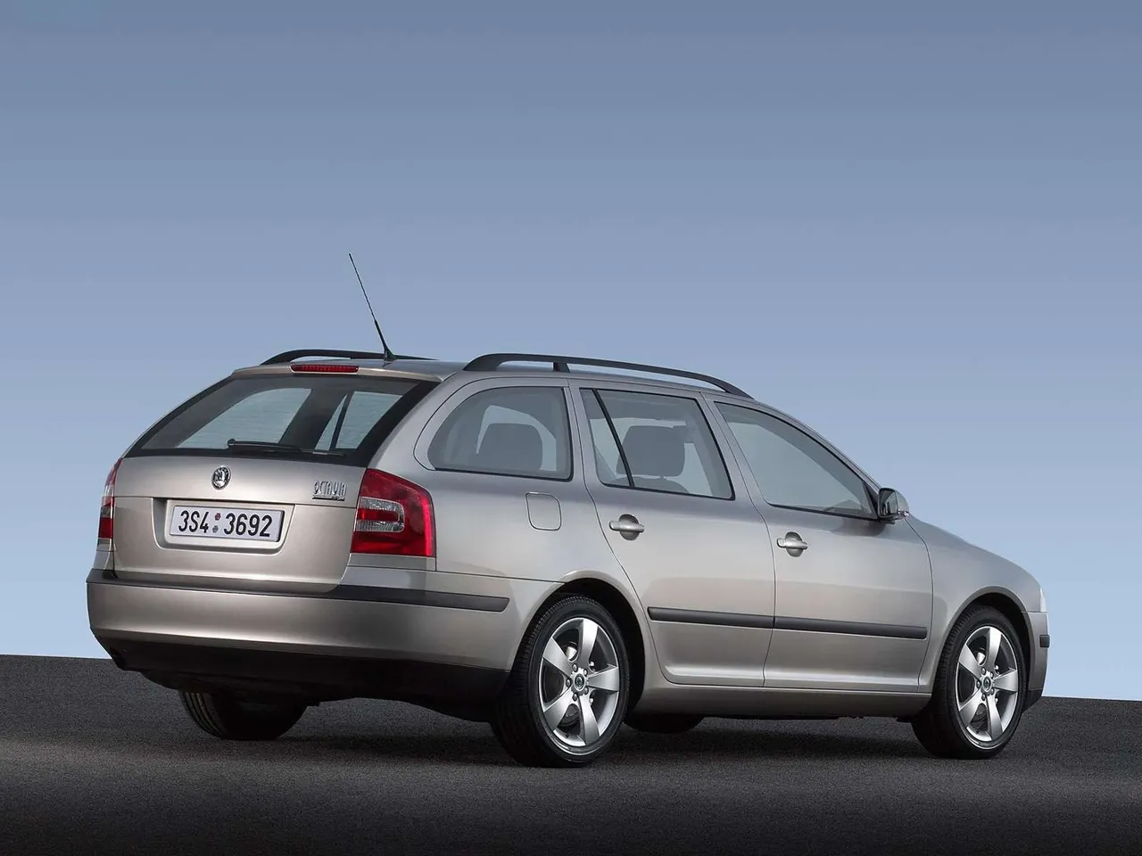 Skoda Octavia Combi (2004) – zadní tříčtvrteční pohled