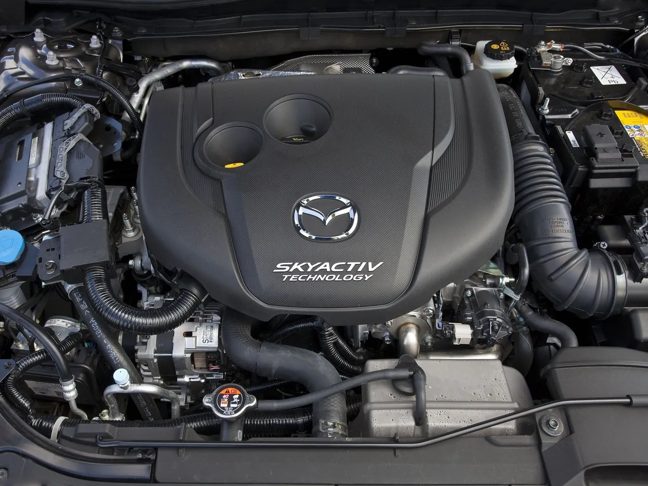 Mazda 3 Sedan (2014) – motorový prostor