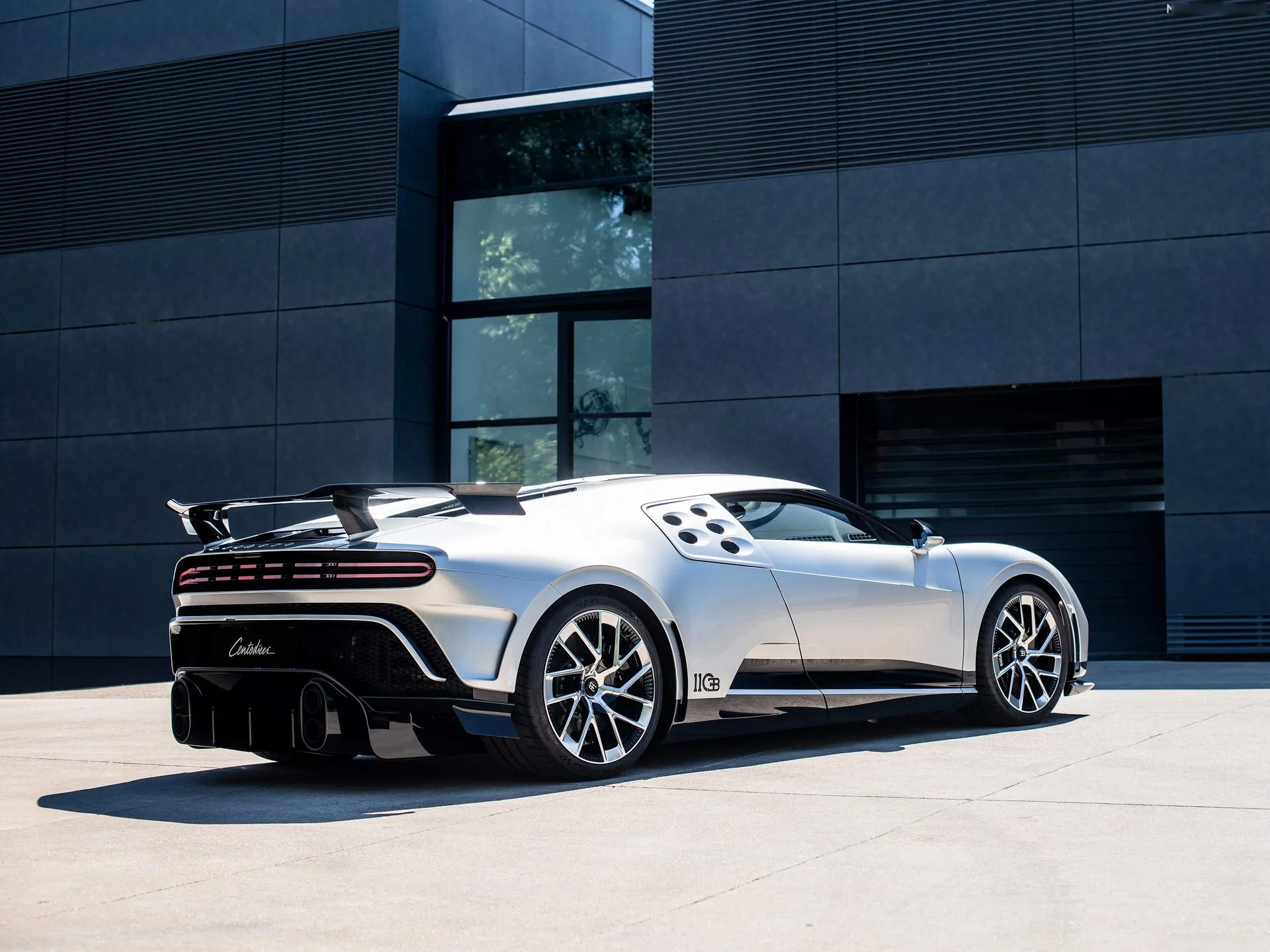 Bugatti Centodieci (2020) – zadní tříčtvrteční pohled