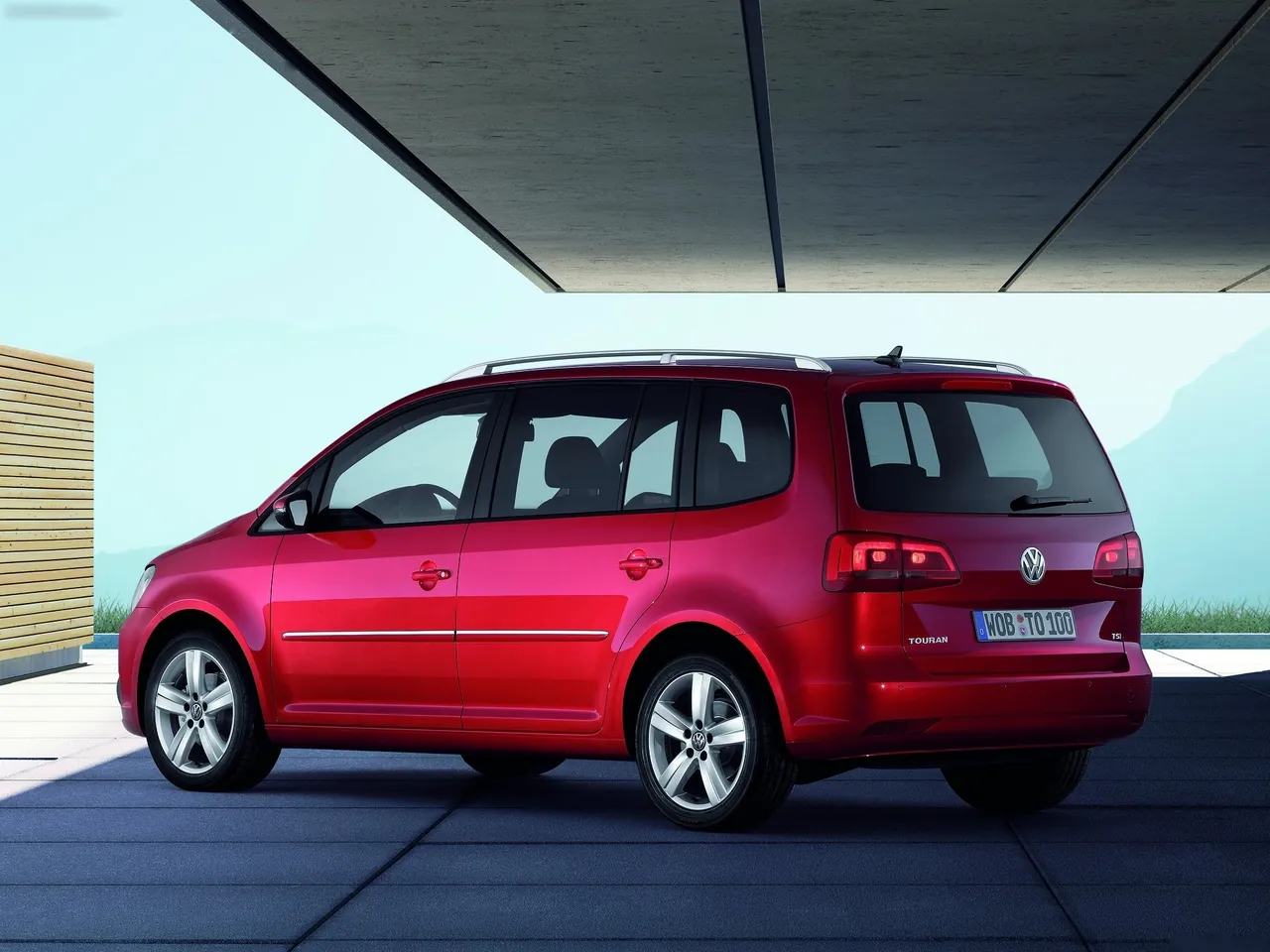 Volkswagen Touran (2011) – zadní tříčtvrteční pohled