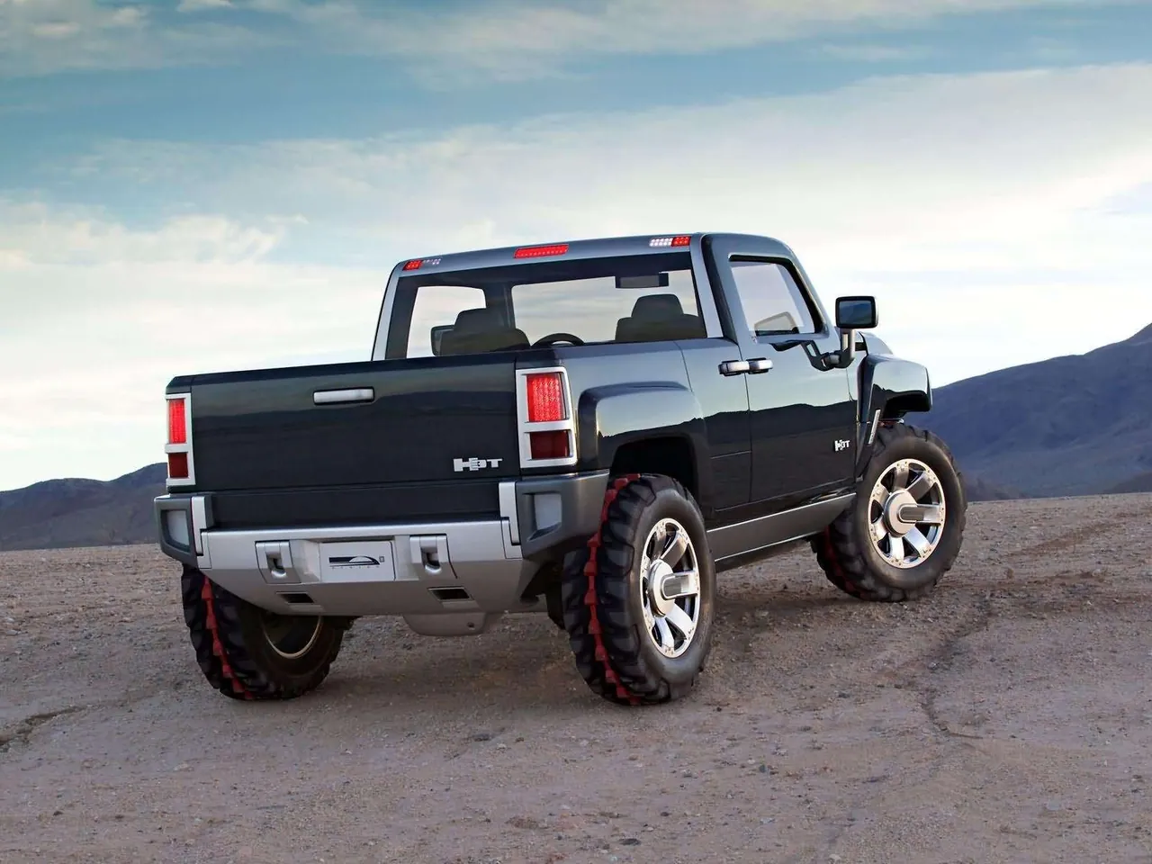 Hummer H3T Concept (2003) – zadní tříčtvrteční pohled
