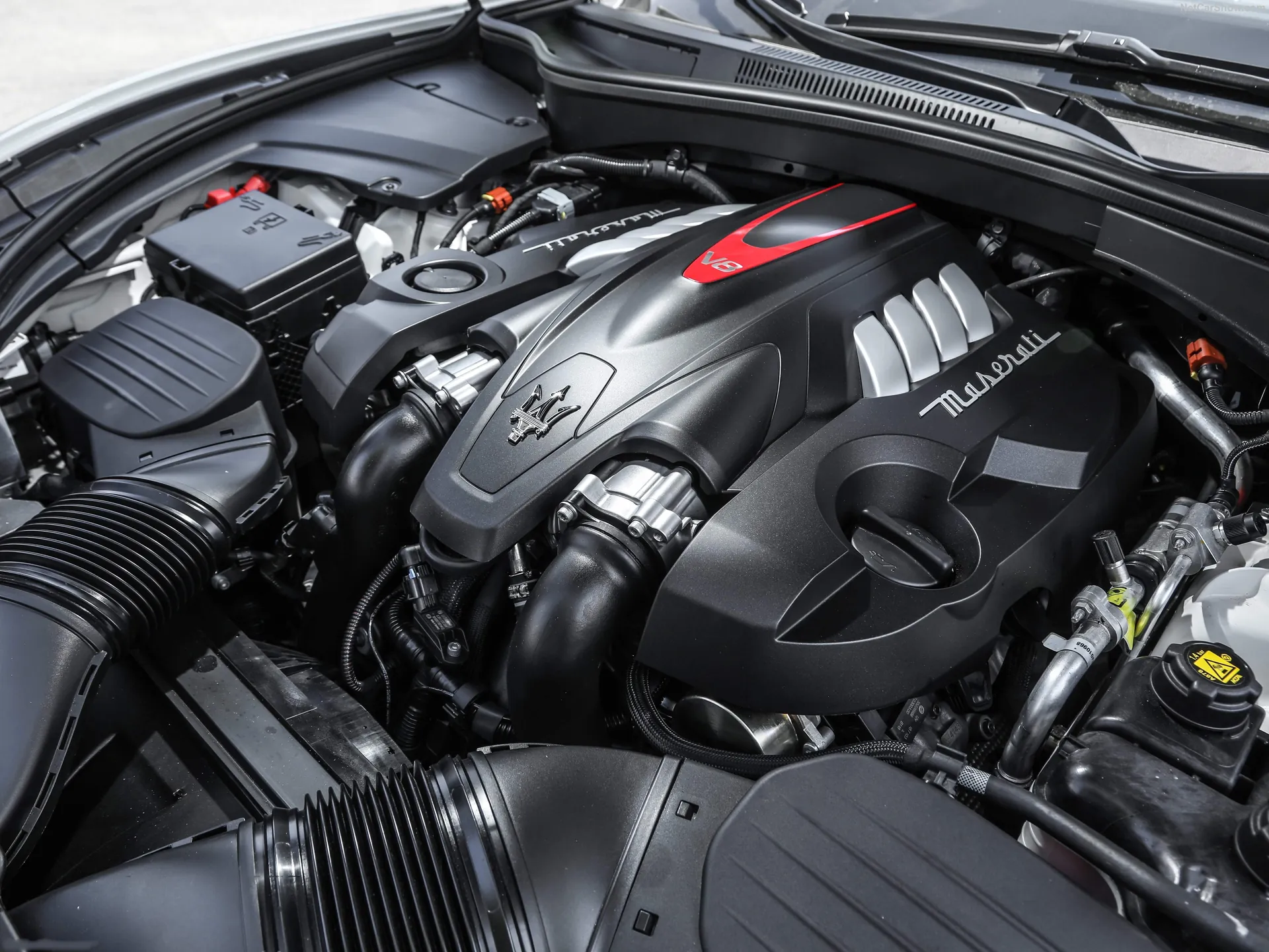 Maserati Levante GTS (2019) – motorový prostor