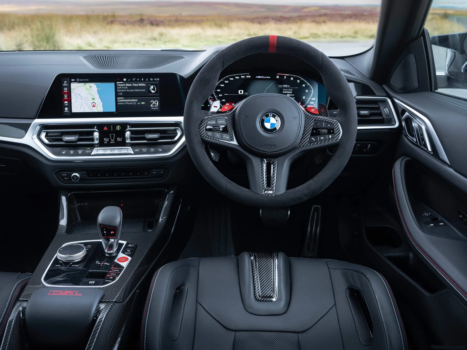 BMW M4 CSL [UK] (2023) – interiér