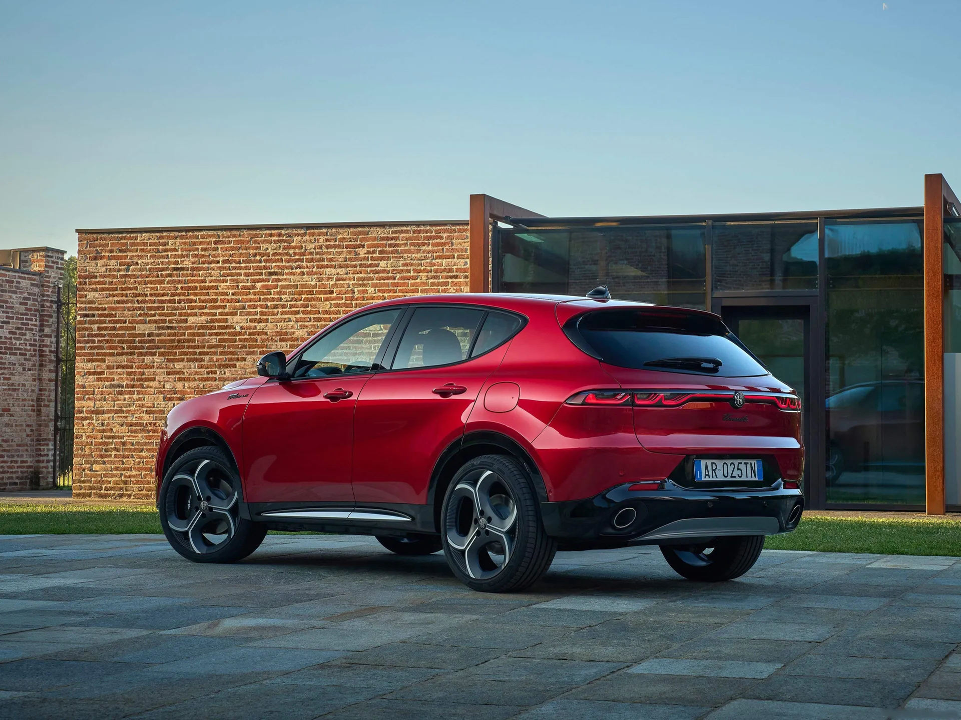 Alfa Romeo Tonale (2026) – zadní tříčtvrteční pohled