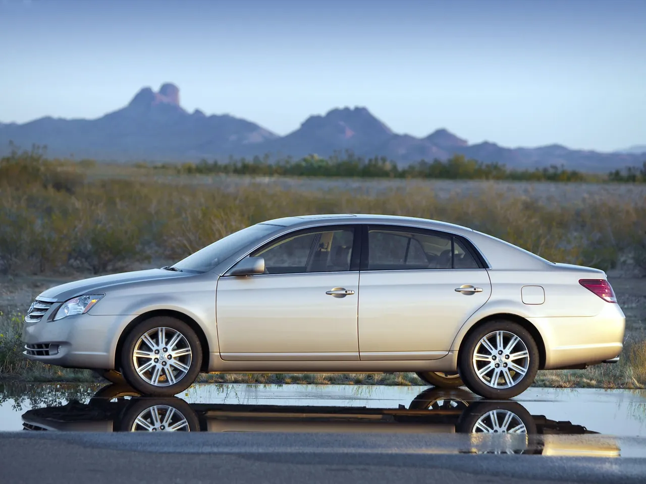 Toyota Avalon Limited (2006) - Side Profile
