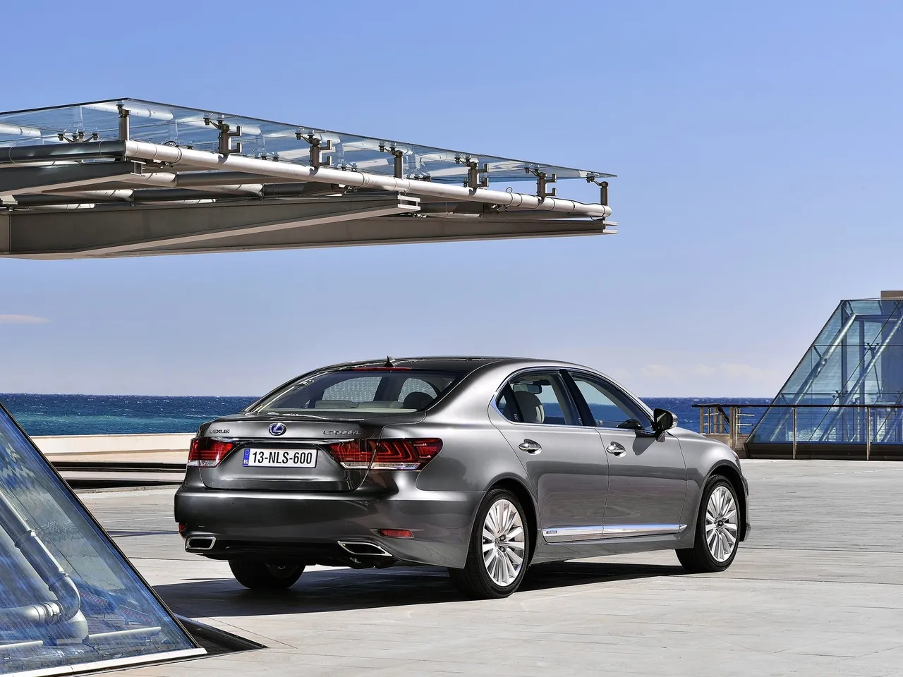 Lexus LS [EU] (2013) – zadní tříčtvrteční pohled