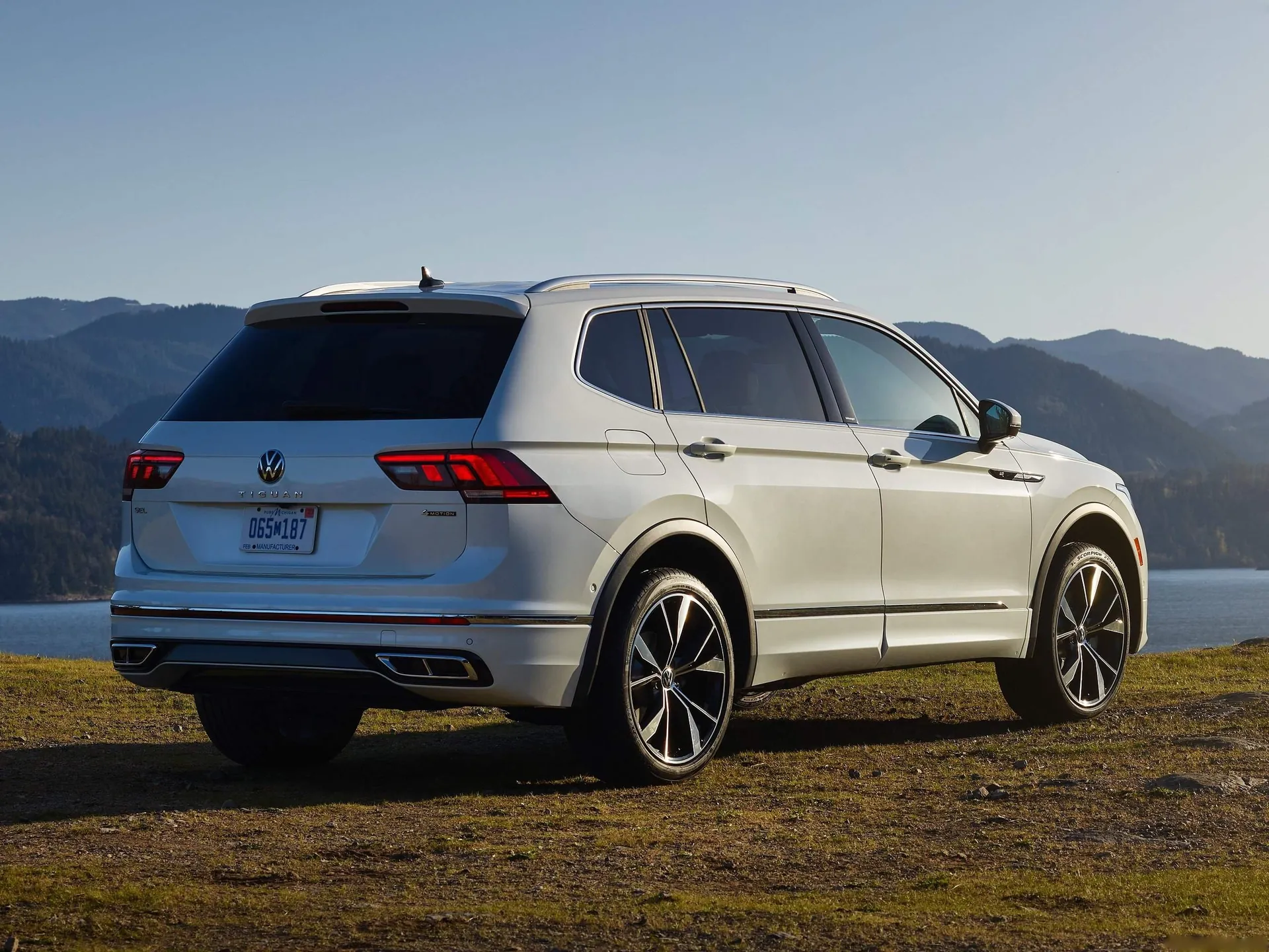 Volkswagen Tiguan [US] (2022) – zadní tříčtvrteční pohled