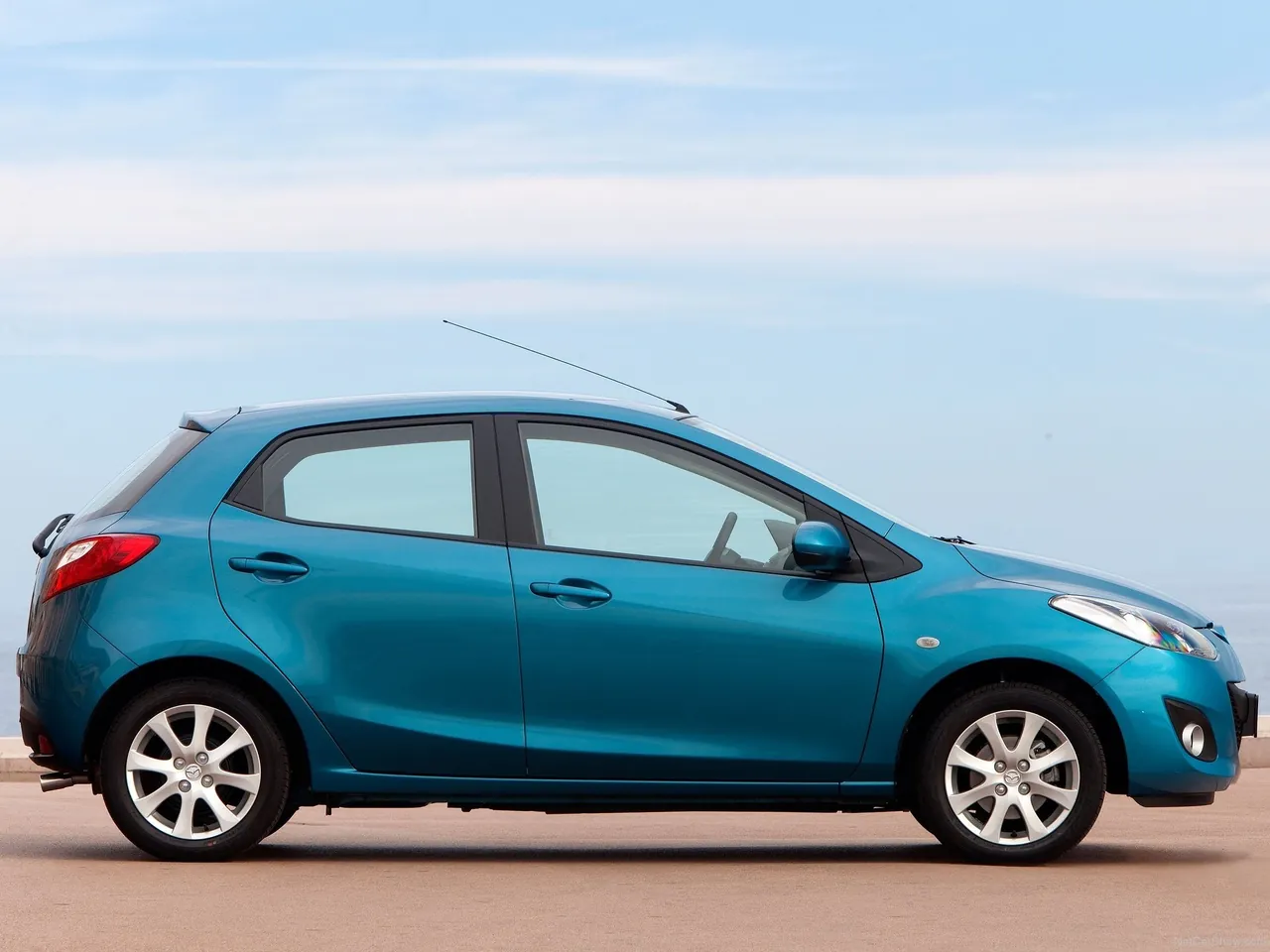 Mazda 2 (2011) – boční profil