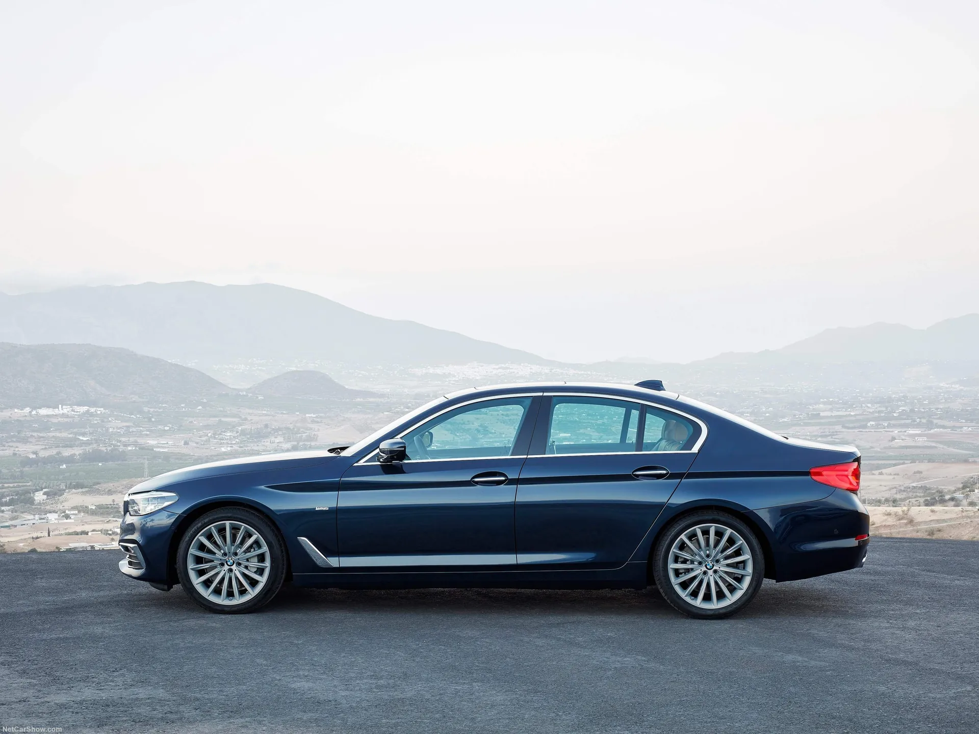 BMW 5-Series (2017) – boční profil