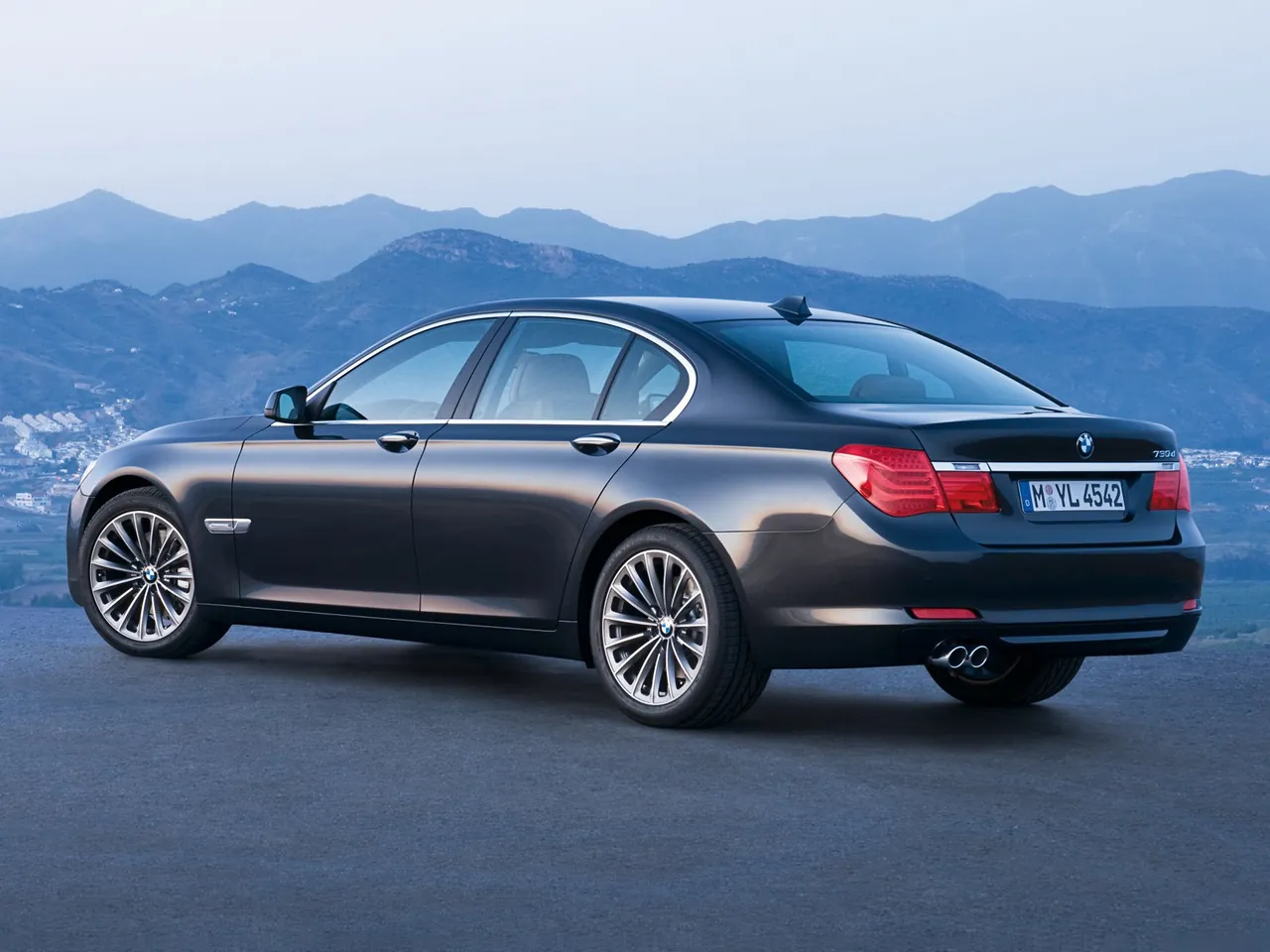 BMW 7-Series (2009) – zadní tříčtvrteční pohled