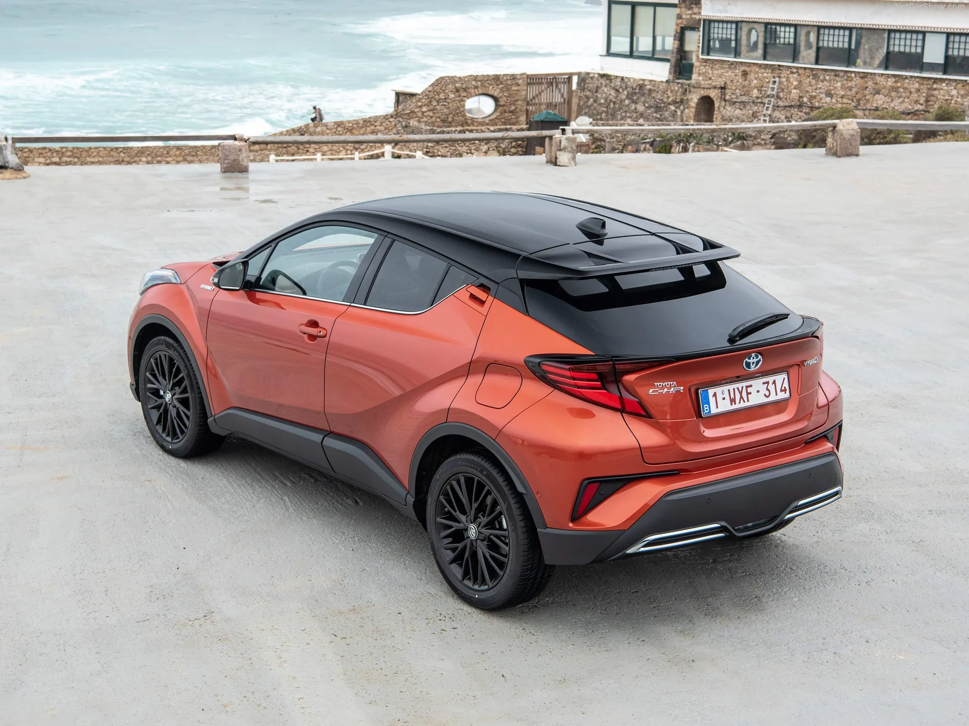 Toyota C-HR (2020) – zadní tříčtvrteční pohled